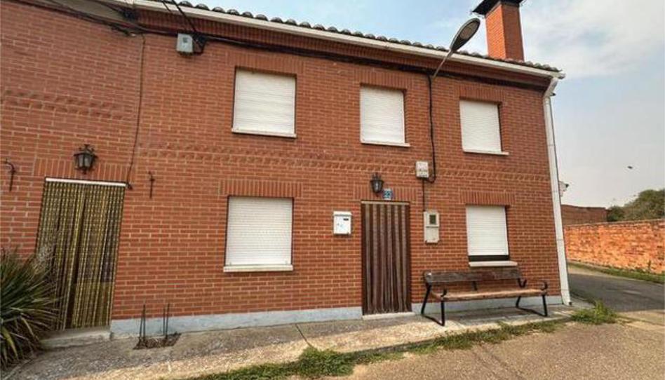 Casa adosada en venda a Villaluenga de la Vega, Palencia - imatge 1 Foto 1 de Casa adosada en venda a Villaluenga de la Vega, Palencia