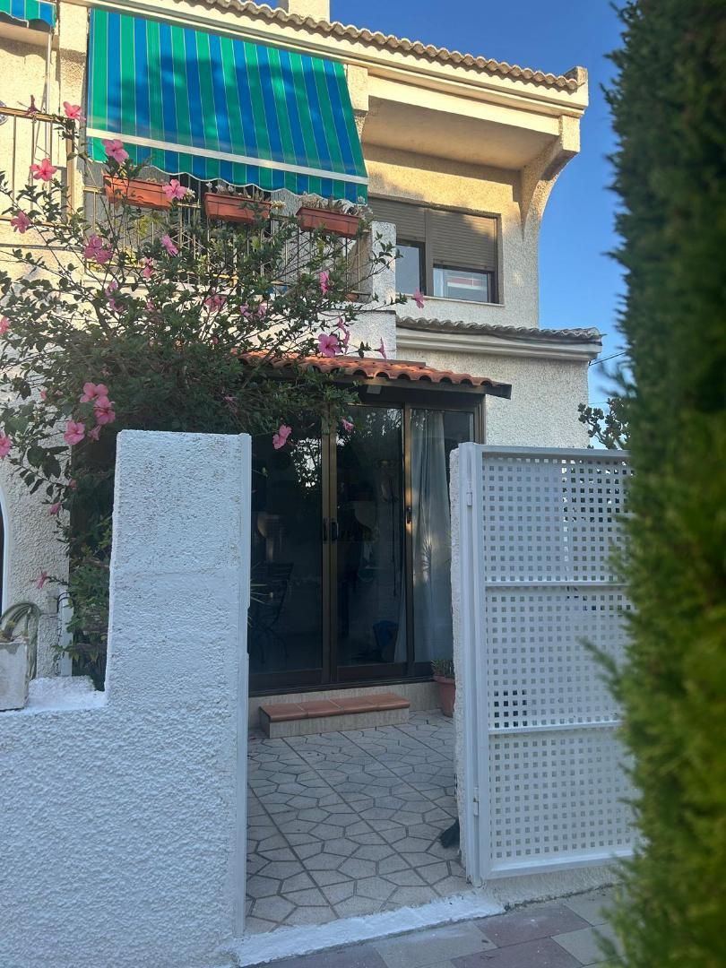 Exterior view of Single-family semi-detached to rent in Guardamar del Segura  with Terrace, Furnished and Oven