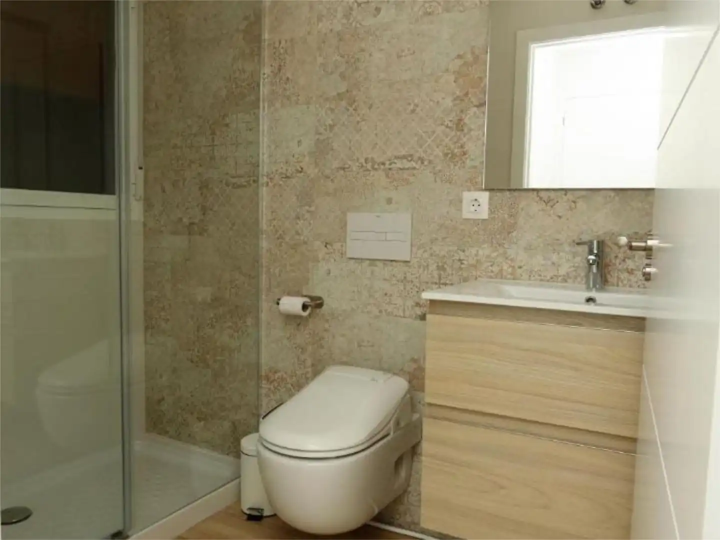 Flat for sale in Calle Mayor, 46, Casco Antiguo Bathroom of Flat for sale in Pamplona / Iruña with Balcony