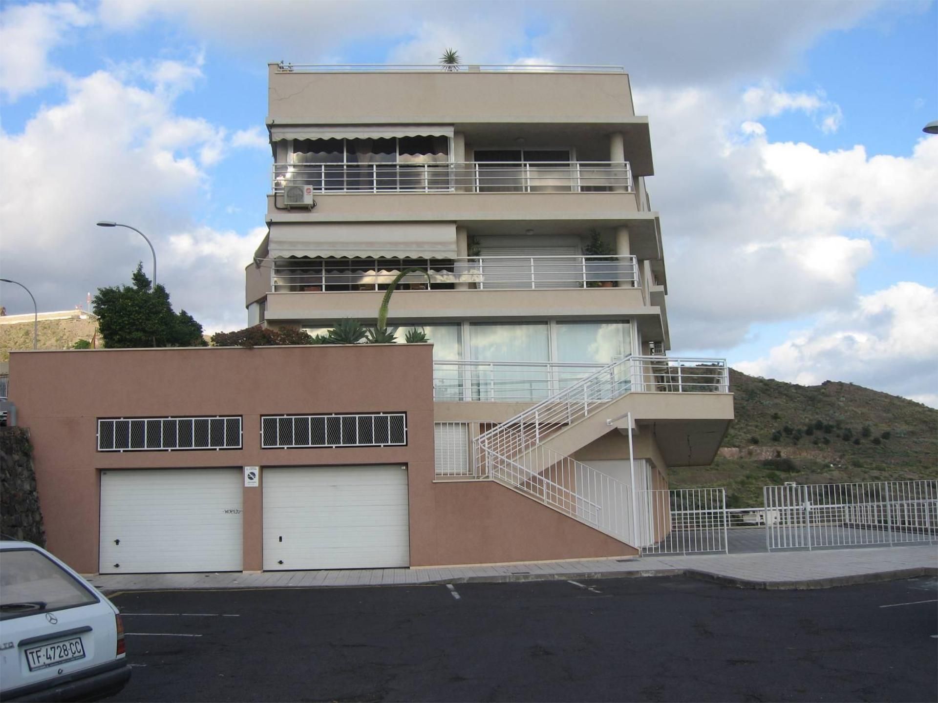Vista exterior de Piso de alquiler en  Santa Cruz de Tenerife Capital con Terraza, Parking comunitario y Videoportero