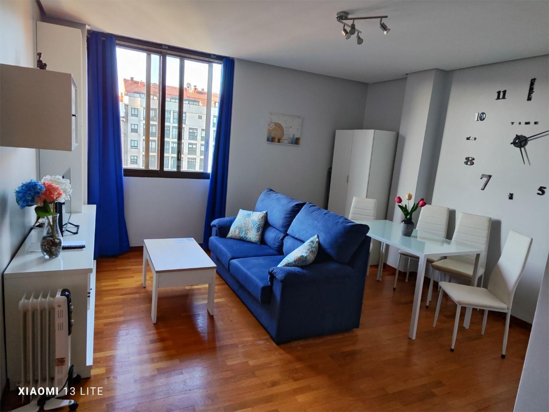 Dormitori de Apartament de lloguer en Vigo  amb Parquet, Traster i Moblat
