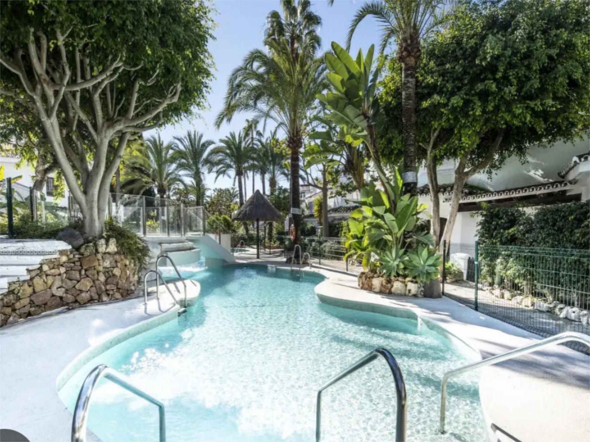 Piscina de Pis en venda en Marbella amb Aire condicionat, Calefacció i Jardí privat