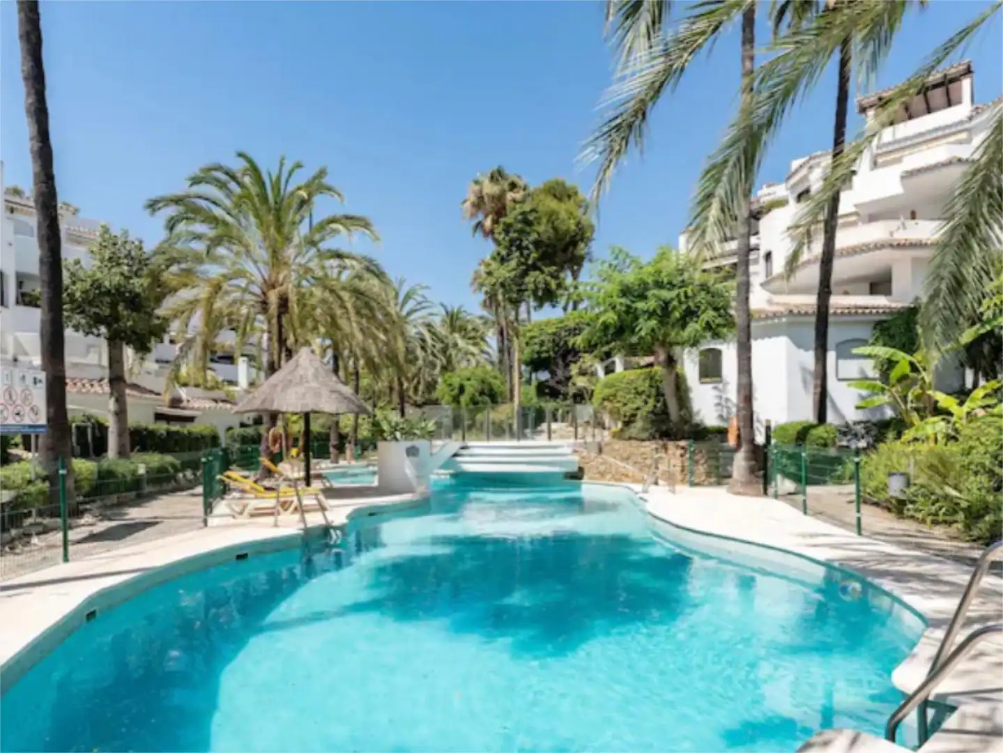 Vista exterior de Pis en venda en Marbella amb Aire condicionat i Piscina