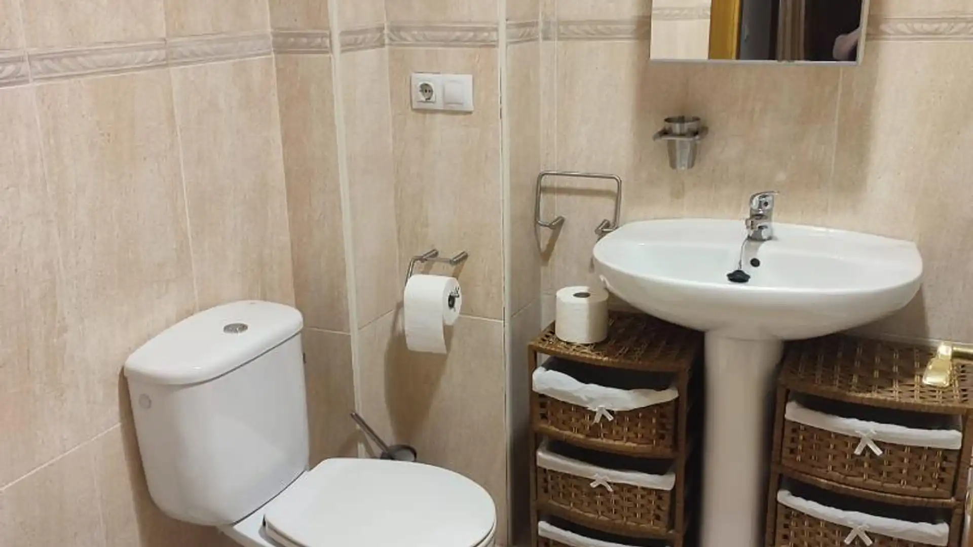 Bathroom of Flat for sale in Madrigal de la Vera  with Air Conditioner
