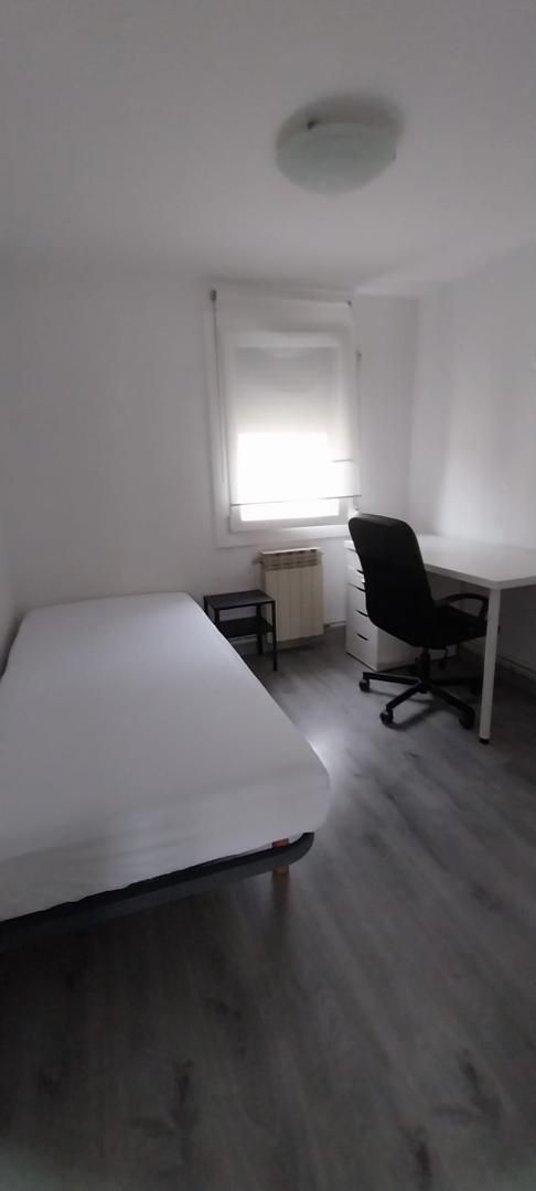 Bedroom of Flat to share in Manresa  with Air Conditioner, Heating and Parquet flooring