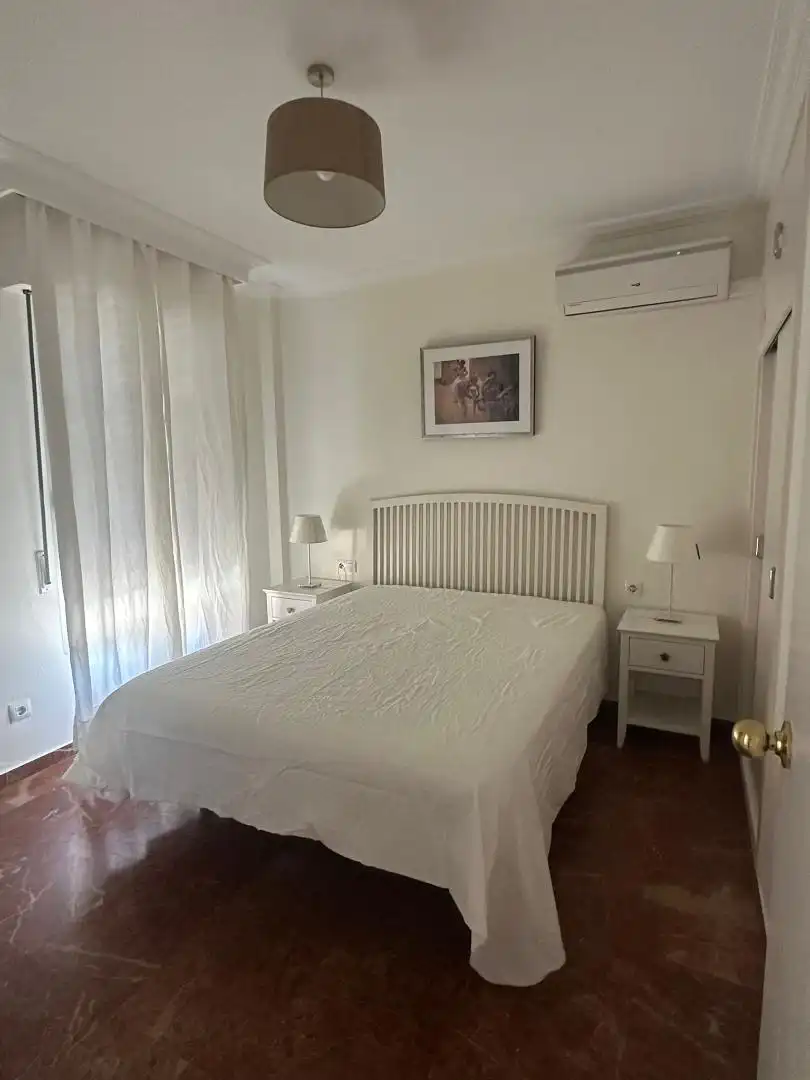 Apartament de lloguer a Calle Luis de Morales, 1, La Buhaira Dormitori de Apartament de lloguer en Sevilla amb Aire condicionat, Terrassa i Moblat
