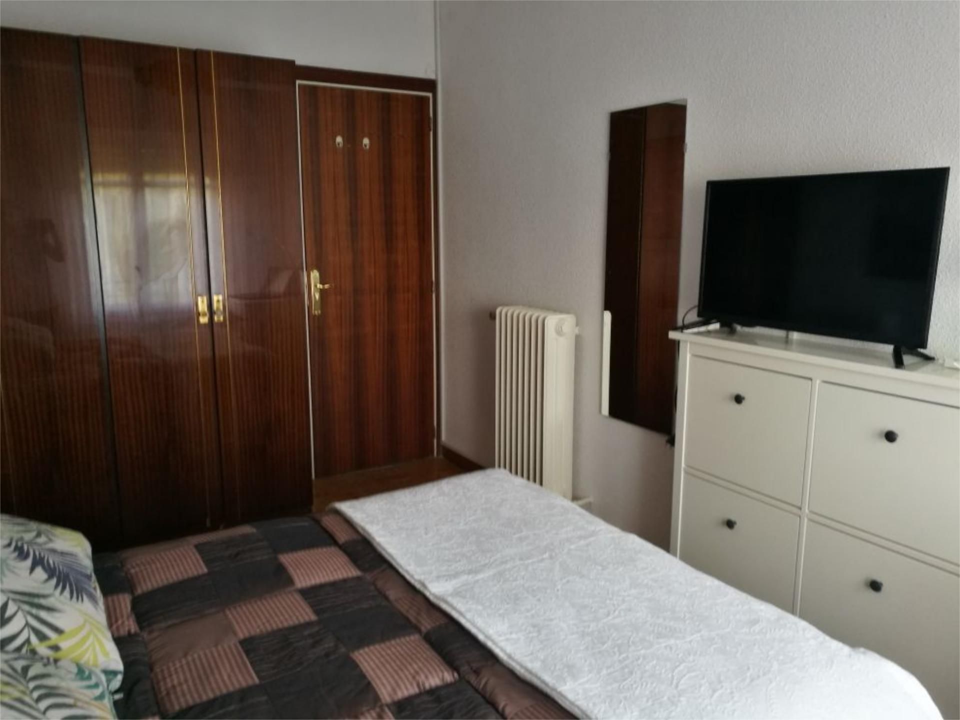 Flat to share in Calle Burgo de Osma, 7, Santo Domingo - La Estación