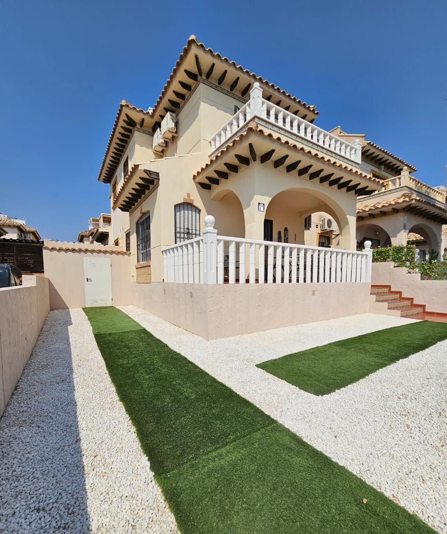 Jardí de Casa adosada en venda en Orihuela amb Aire condicionat, Terrassa i Balcó