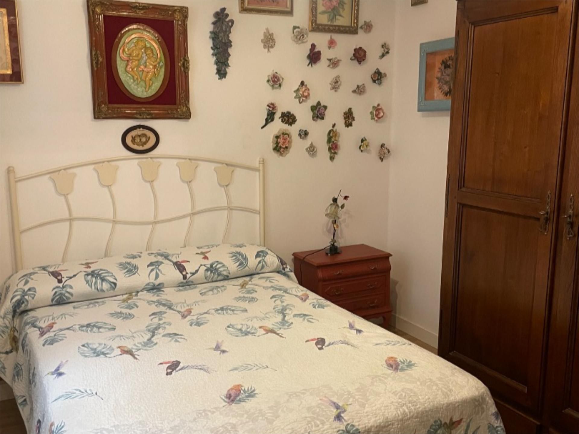 Bedroom of Flat to share in Santander  with Heating, Parquet flooring and Furnished