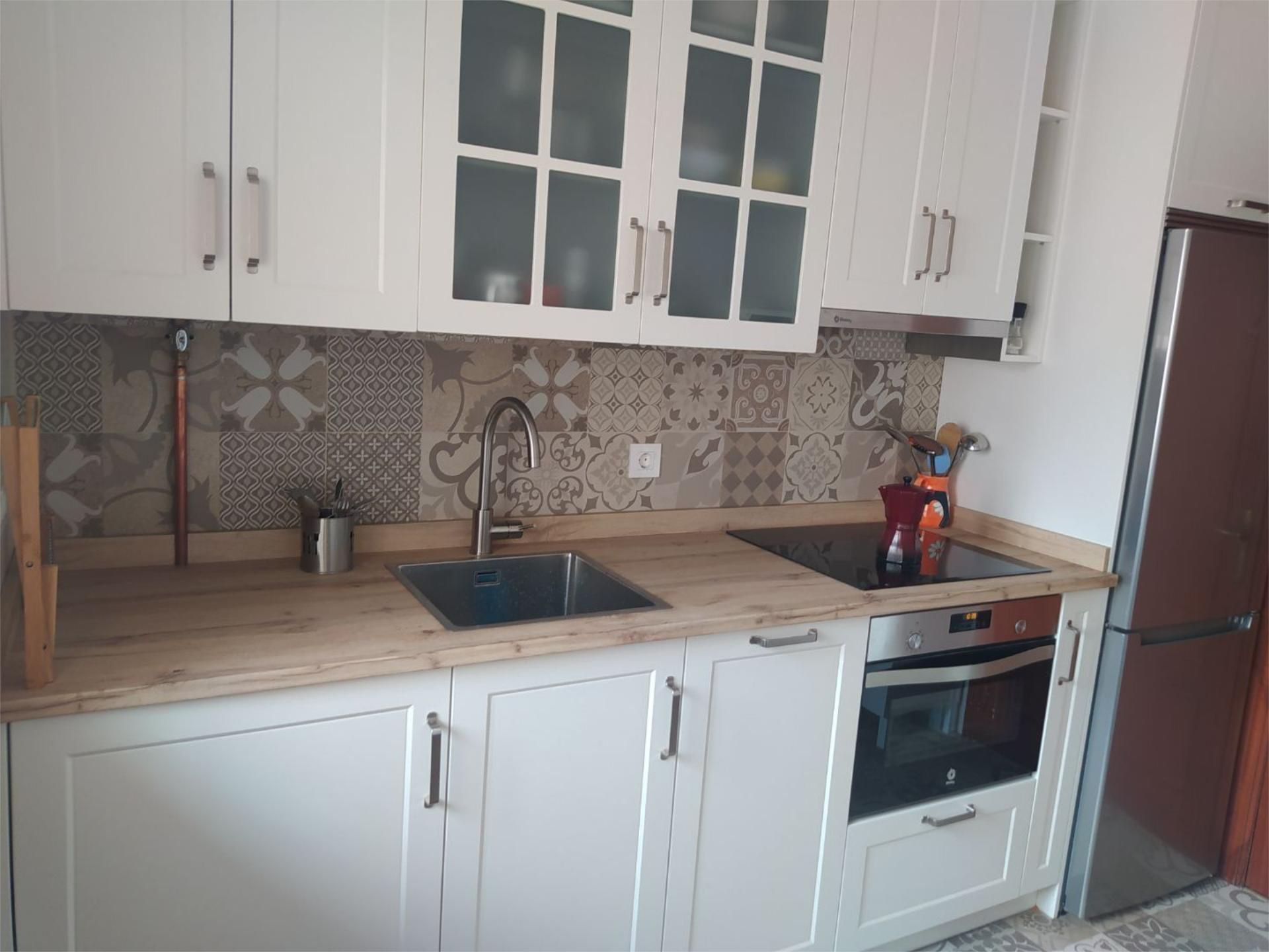 Cuina de Apartament de lloguer en Gijón  amb Calefacció, Terrassa i Moblat