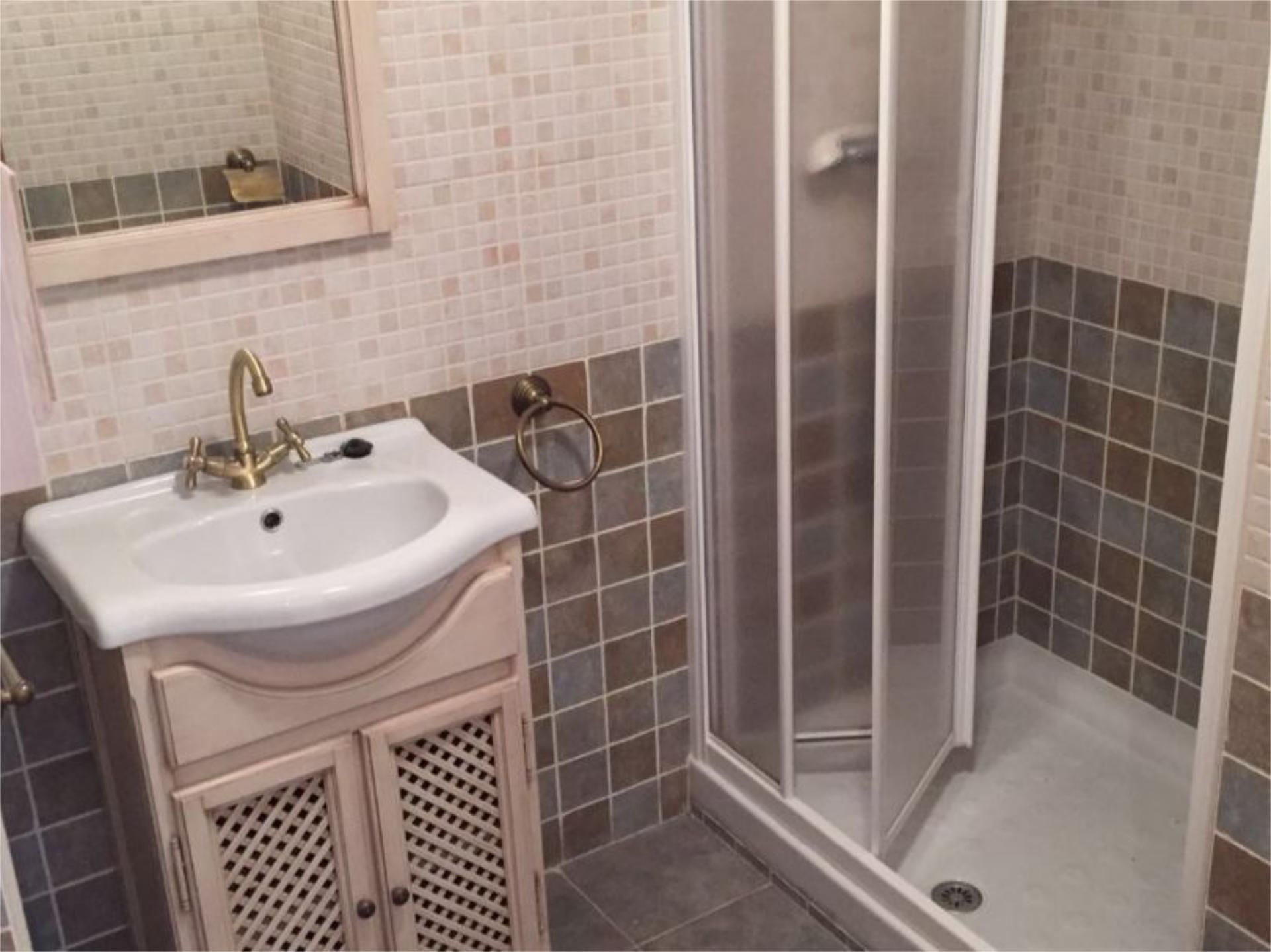 Bathroom of Flat to rent in  Madrid Capital  with Air Conditioner and Swimming Pool