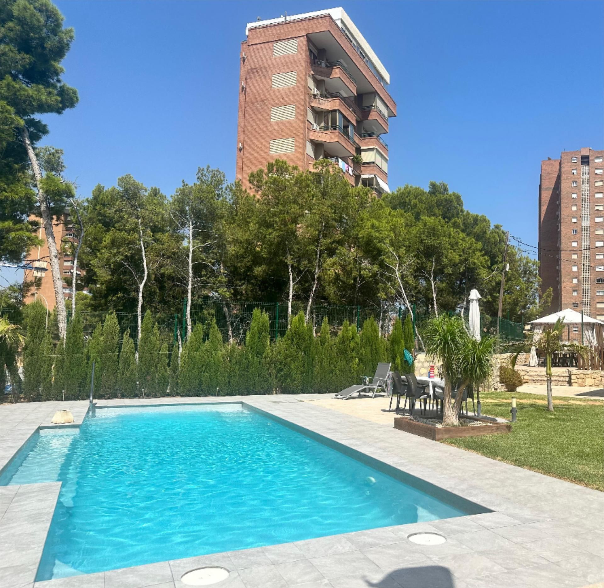 Piscina de Pis de lloguer en Benidorm amb Aire condicionat, Calefacció i Jardí privat