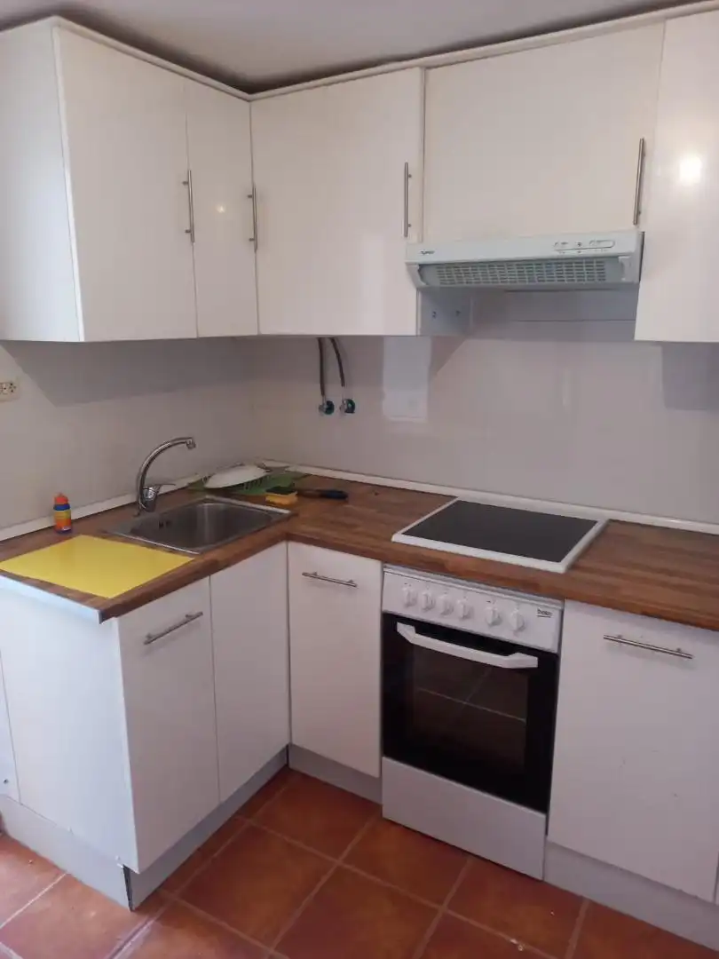 Cuina de Casa adosada en venda en Valdefinjas amb Moblat, Forn i Rentadora