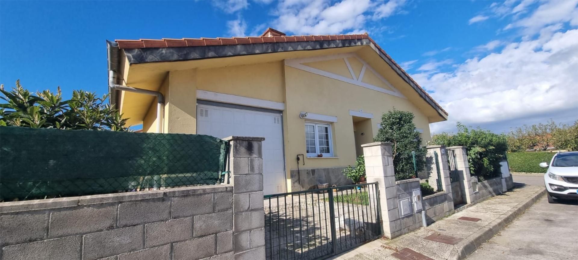 Vista exterior de Casa o xalet en venda en Puente Viesgo amb Terrassa, Piscina i Balcó
