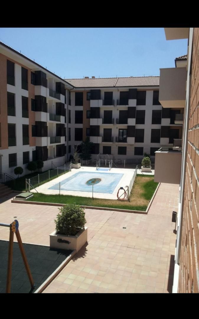 Piscina de Piso de alquiler en Ocaña con Calefacción, Parquet y Trastero