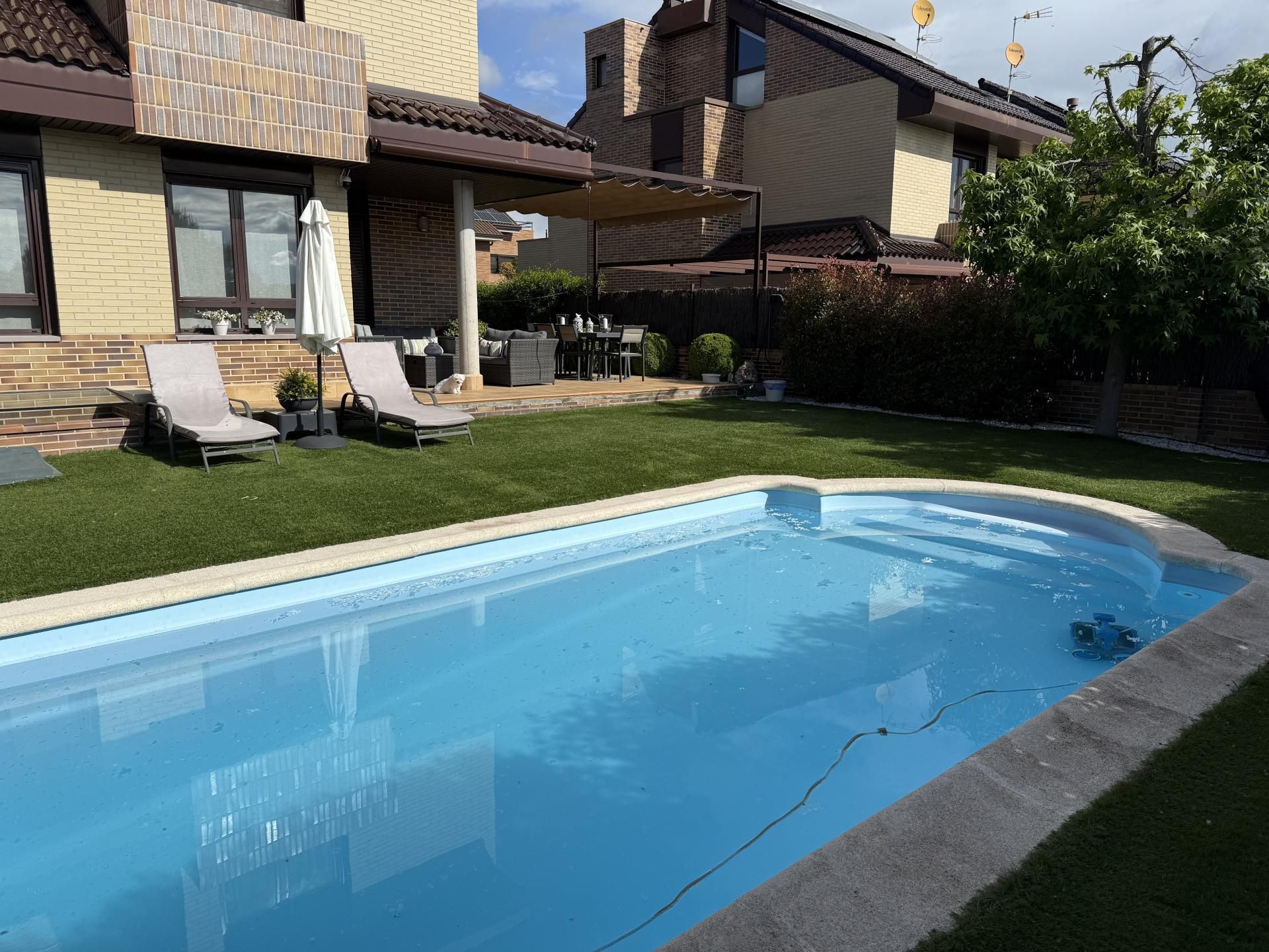 Piscina de Casa o xalet en venda en Villanueva de la Cañada amb Aire condicionat, Terrassa i Piscina