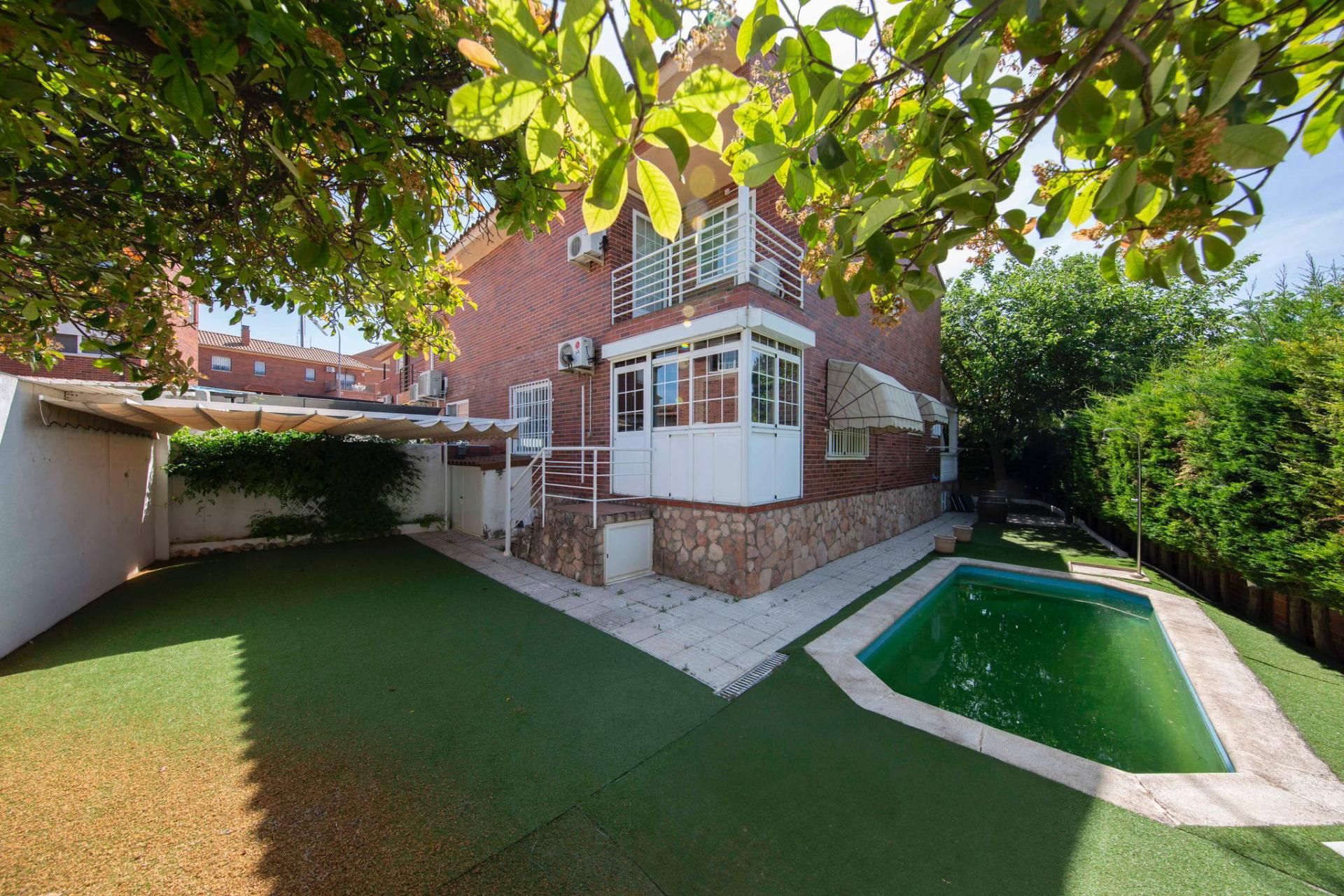 Jardí de Casa o xalet en venda en Campo Real amb Aire condicionat, Terrassa i Piscina
