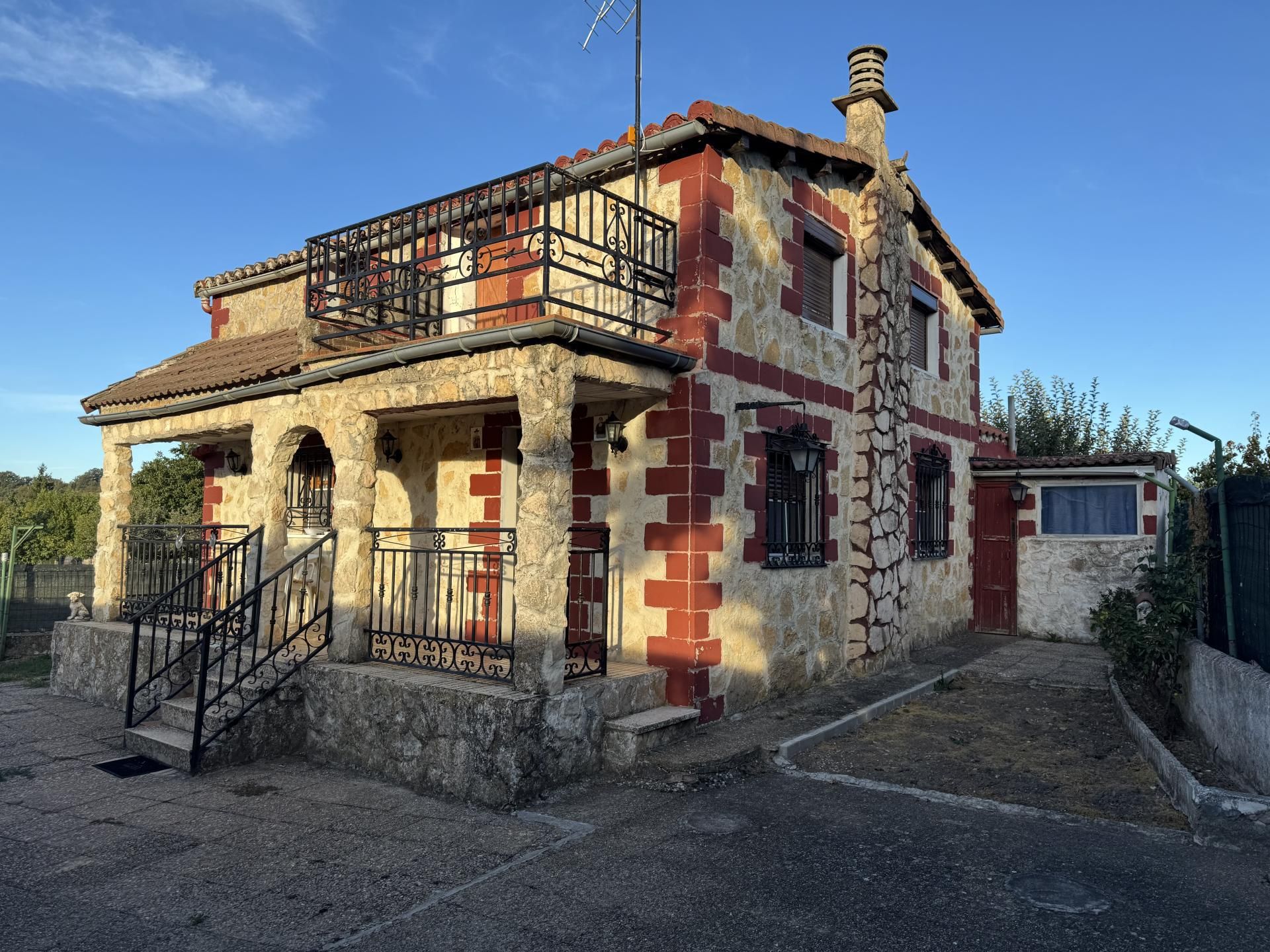 Exterior view of House or chalet for sale in Mecerreyes  with Terrace and Balcony