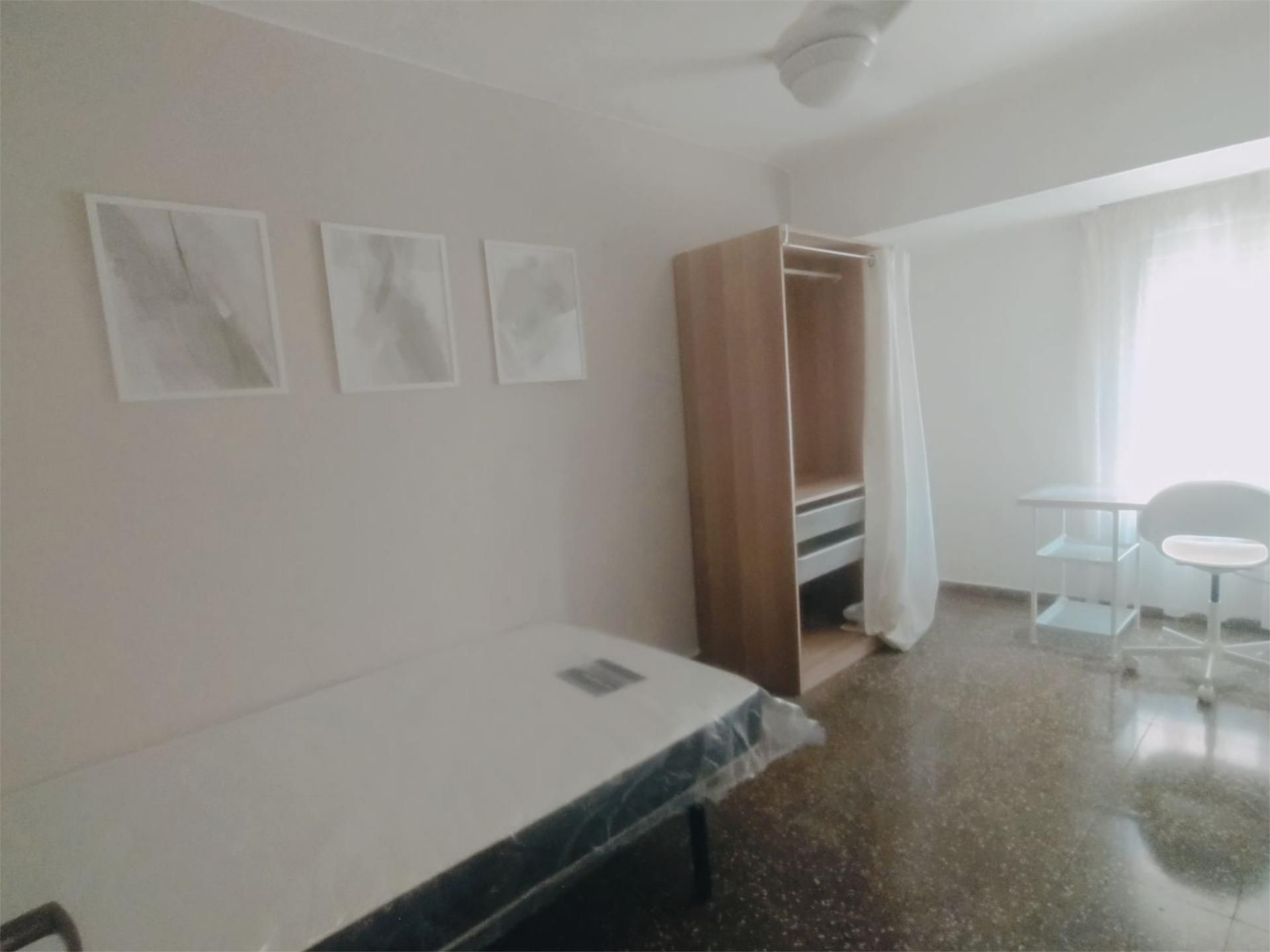 Bedroom of Flat to share in Moncada  with Furnished