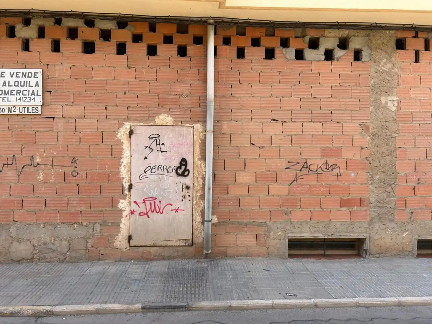 Vista exterior de Local en venta en Villarrobledo