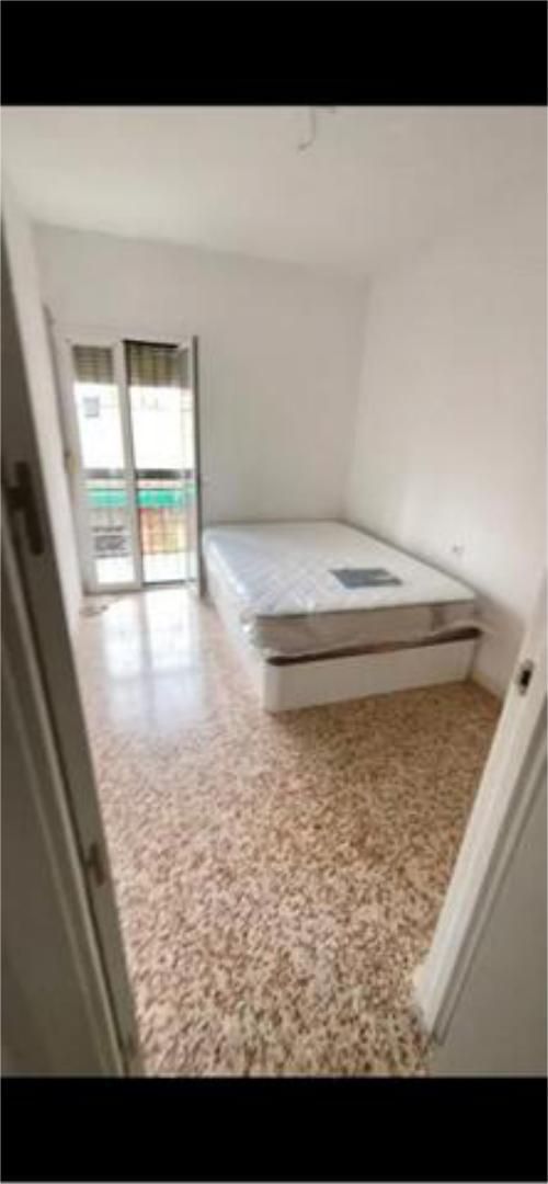 Habitación de Estudio para compartir en  Sevilla Capital con Calefacción, Terraza y Amueblado