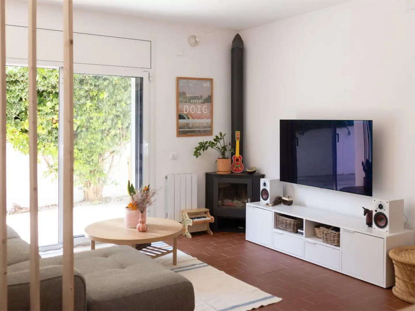 Flat for sale in Ribes Roges Living room of Flat for sale in Vilanova i la Geltrú with Air Conditioner, Swimming Pool and Balcony