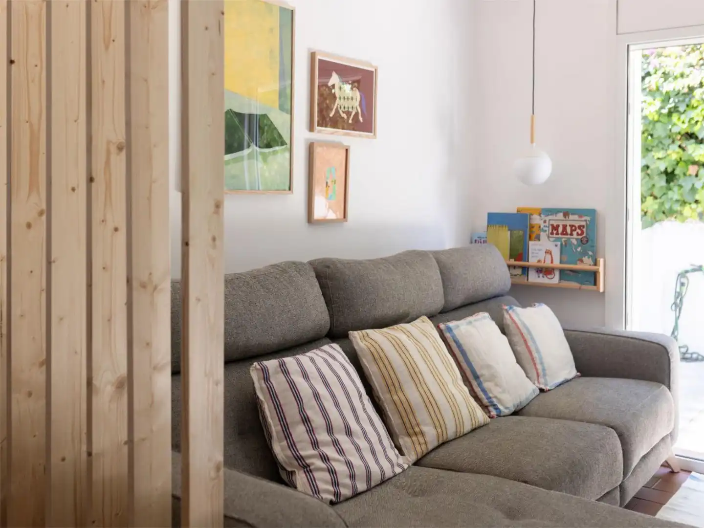 Flat for sale in Ribes Roges Living room of Flat for sale in Vilanova i la Geltrú with Air Conditioner, Swimming Pool and Balcony