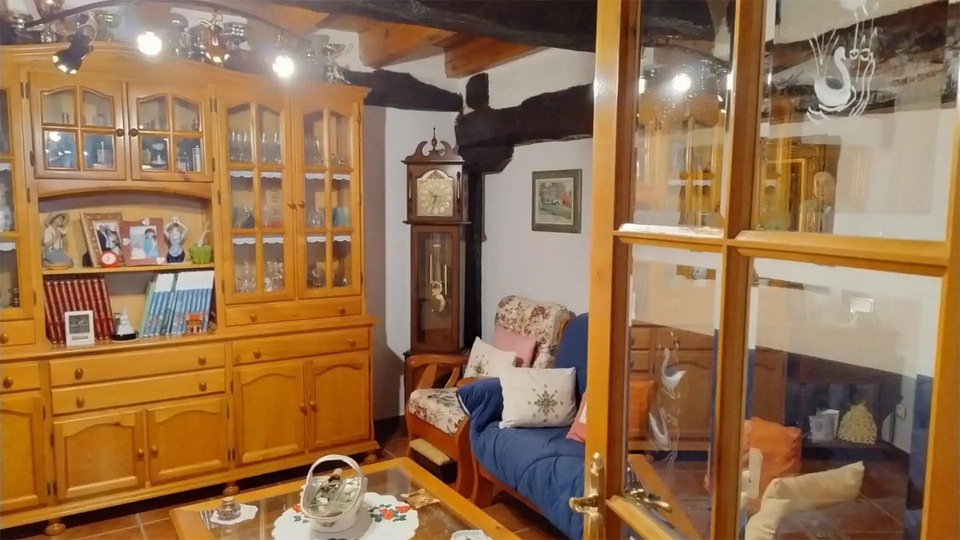 Sala d'estar de Finca rústica en venda en Sotresgudo amb Moblat i Balcó