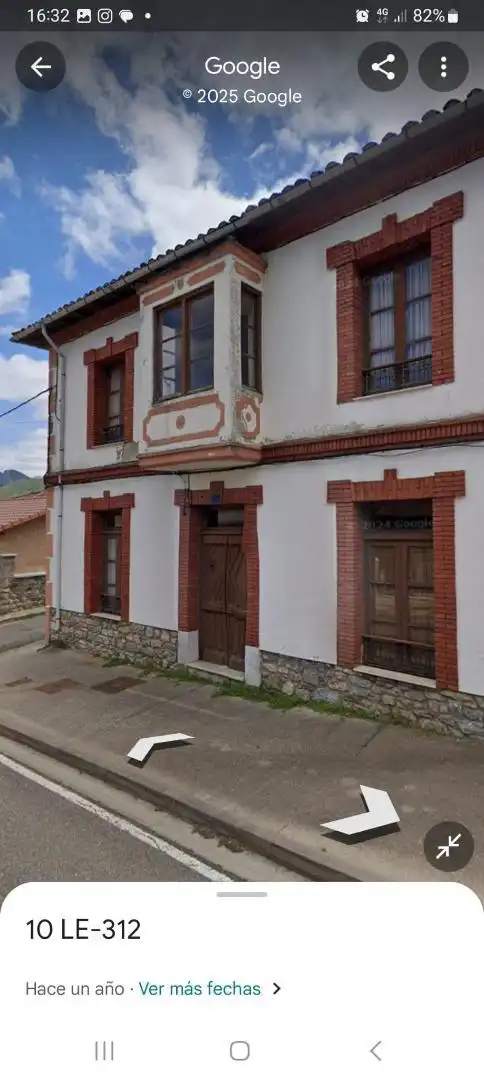 Vista exterior de Casa adosada en venta en Cármenes con Balcón