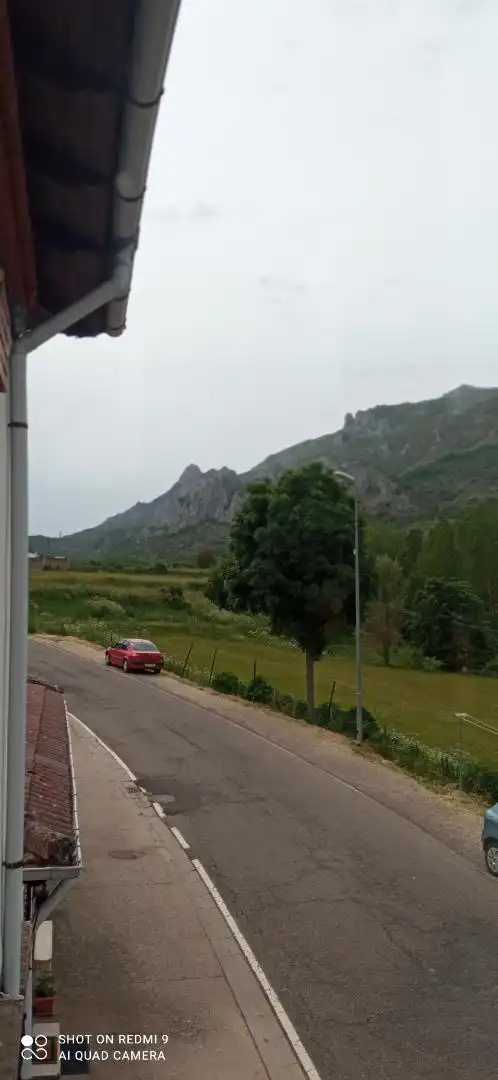 Casa adosada en venta en Cármenes con Balcón