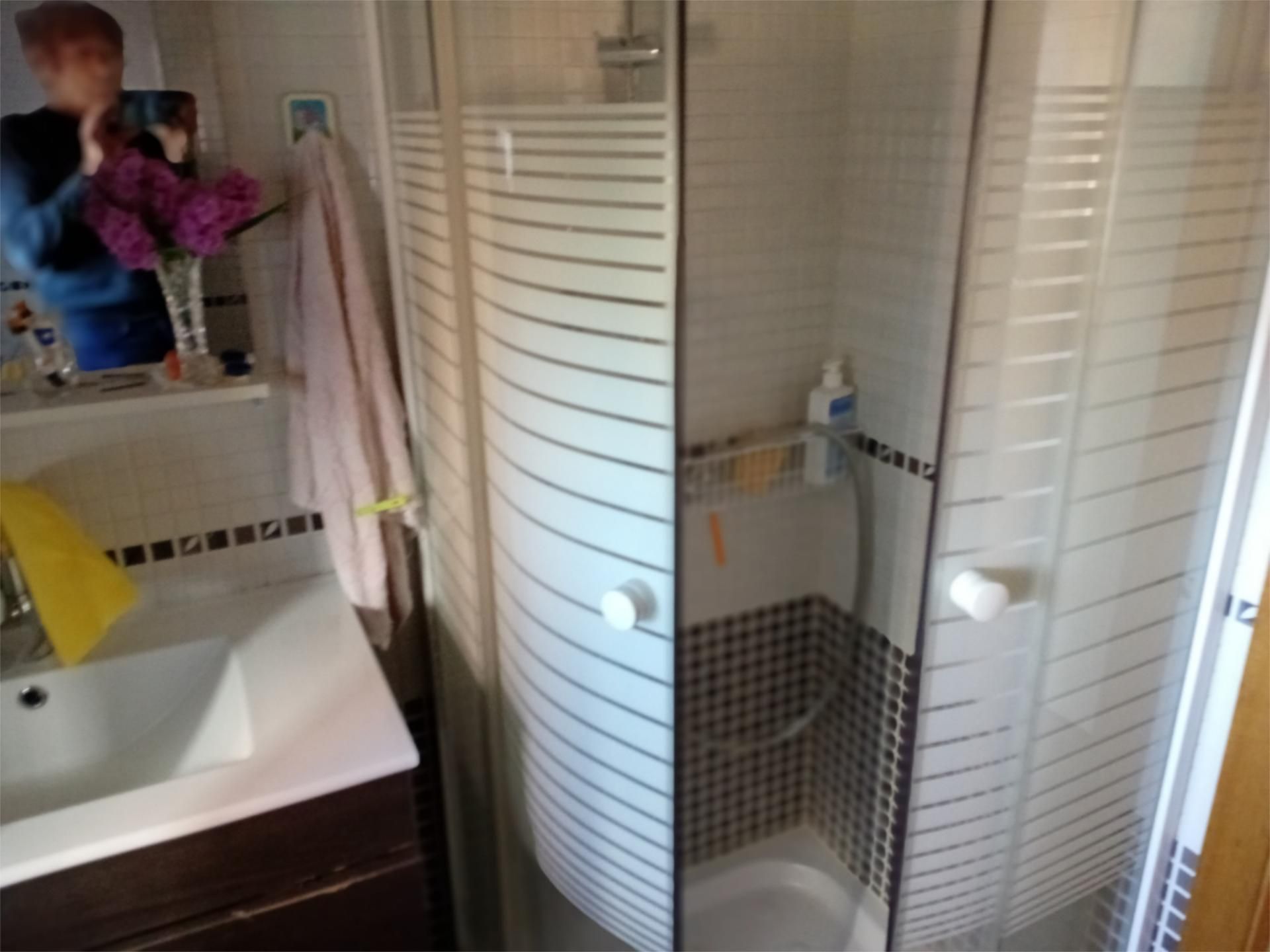 Bathroom of Flat for sale in Pontevedra Capital   with Heating, Parquet flooring and Storage room