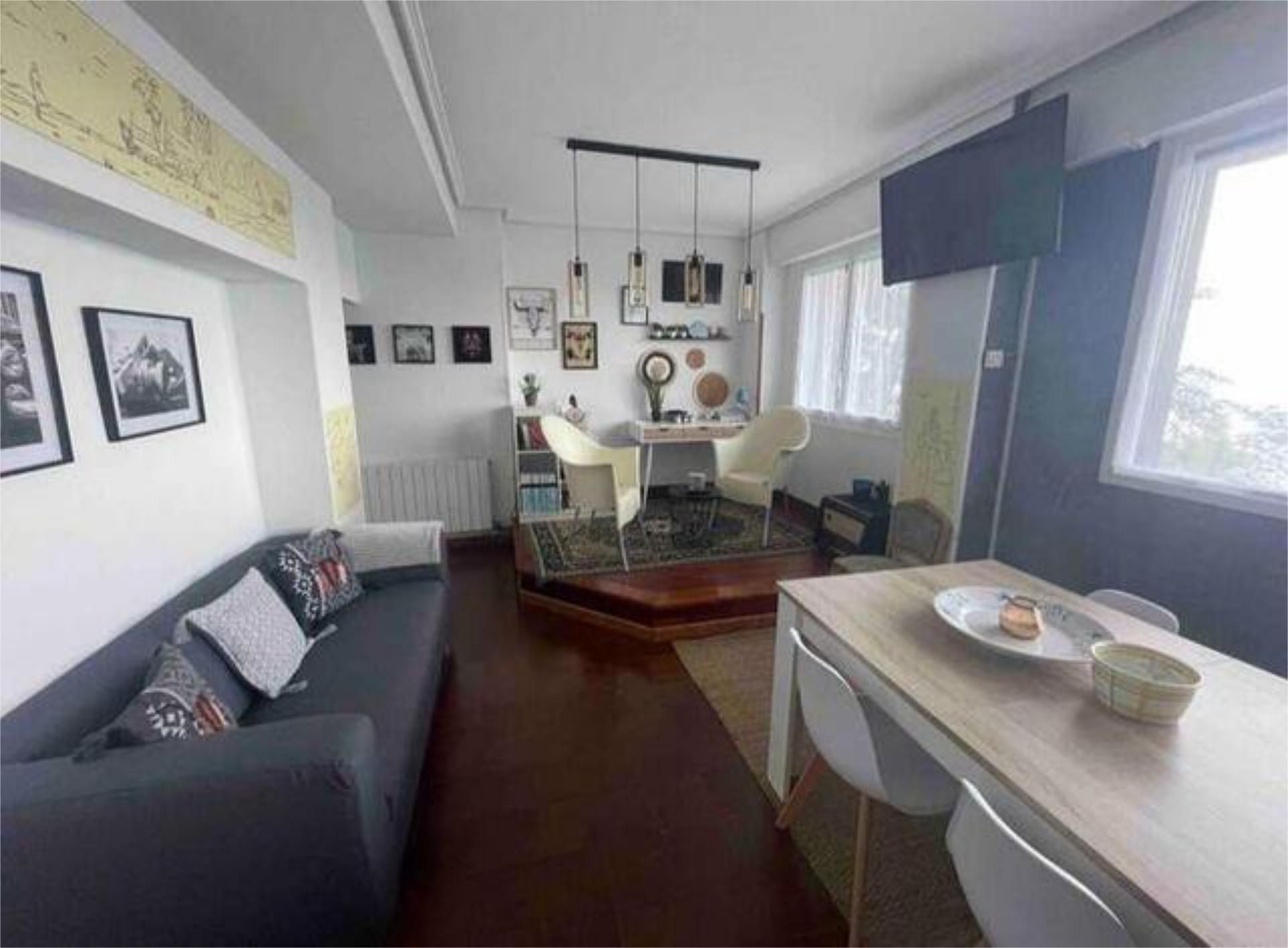 Sala d'estar de Pis de lloguer en Ibarrangelu amb Calefacció i Moblat