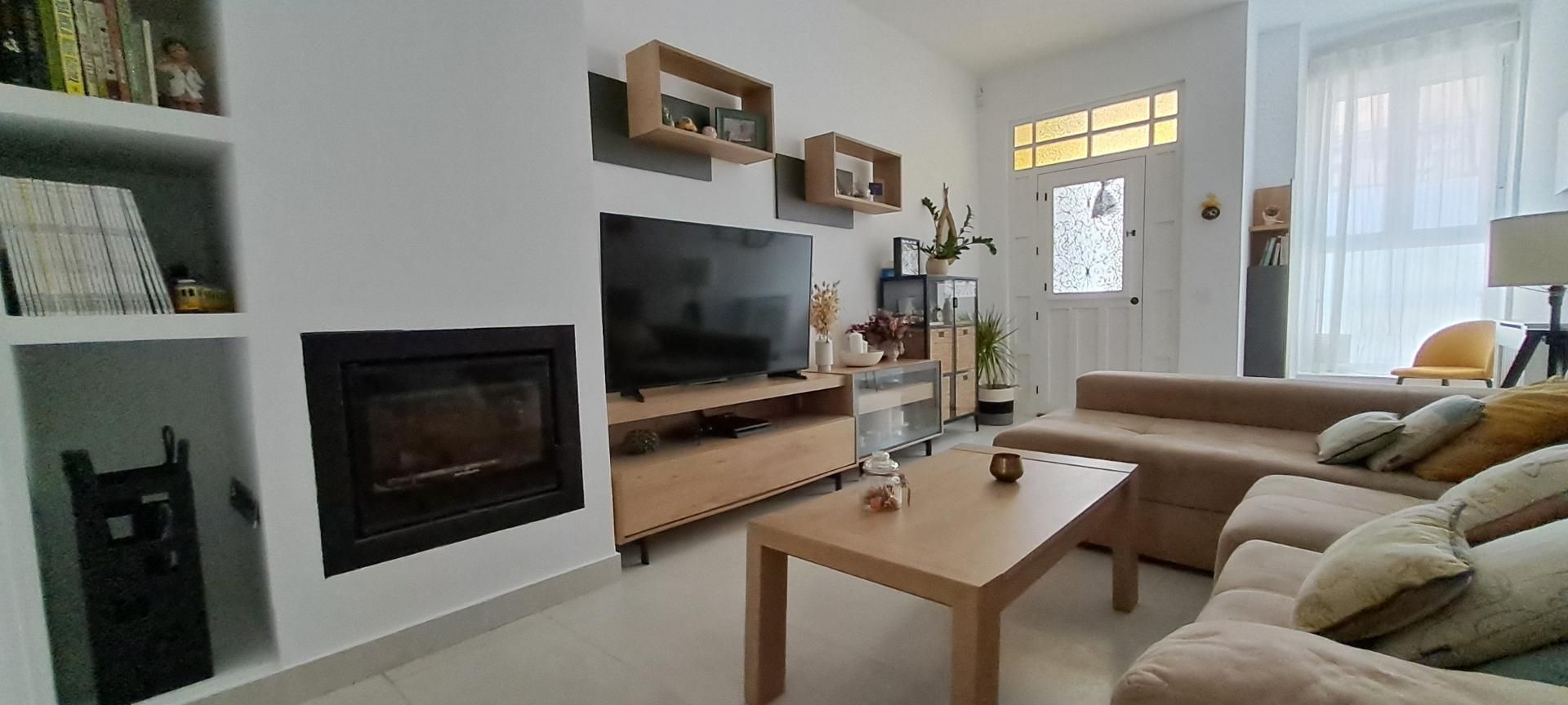 Sala d'estar de Casa adosada en venda en  Almería Capital amb Aire condicionat i Balcó