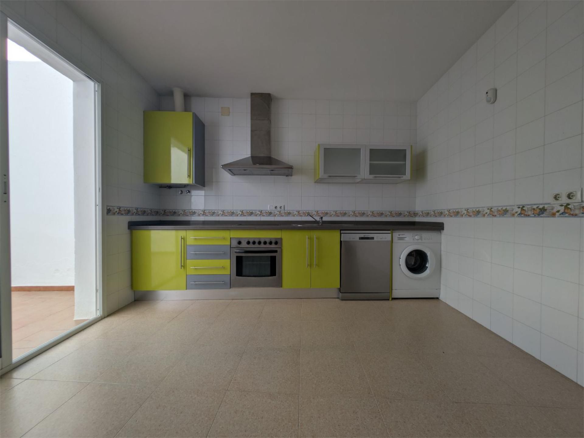 Casa adosada en venda a Calle Margarita, 30, Coria del Río Cuina de Casa adosada en venda en Coria del Río amb Aire condicionat, Terrassa i Balcó