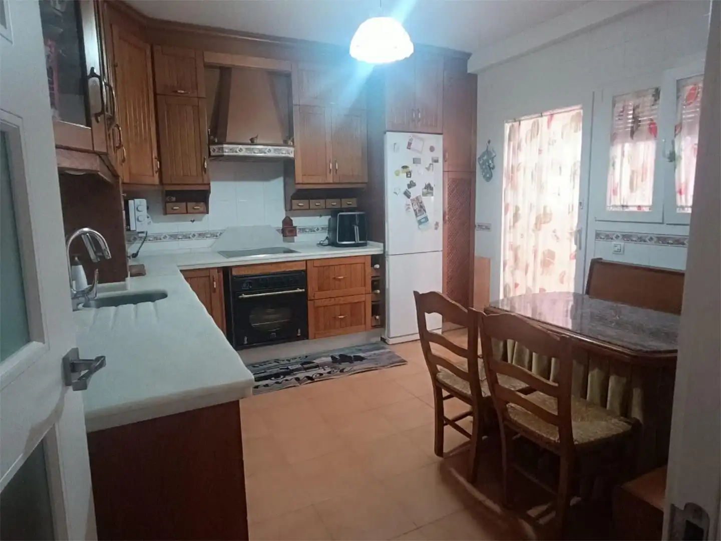 Einfamilien-Reihenhaus zum Verkauf in Avenida del Marqués de la Vega de Armijo, 64, Montilla Küche von Einfamilien-Reihenhaus zum Verkauf in Montilla mit Klimaanlage, Terrasse und Balkon