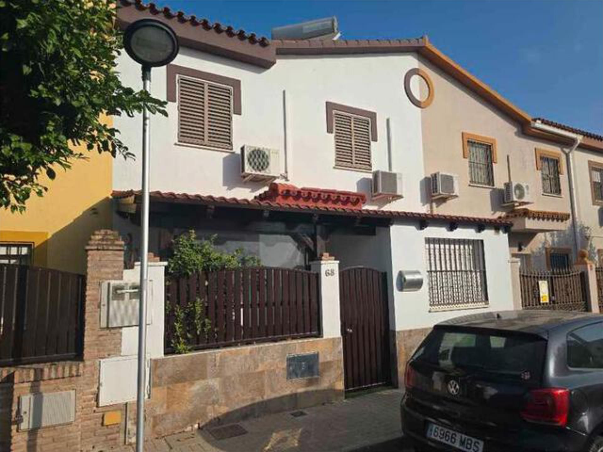 Vista exterior de Casa adosada en venda en Gelves amb Jardí privat i Piscina