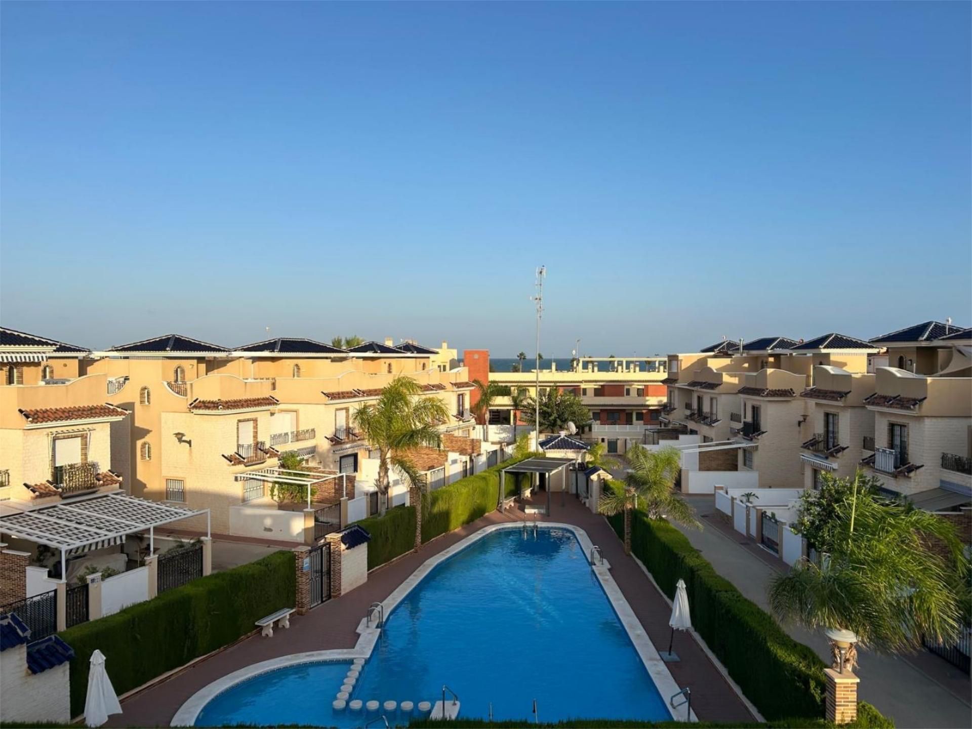 Piscina de Dúplex en venta en Pilar de la Horadada con Aire acondicionado, Calefacción y Jardín privado