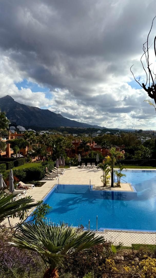 Vista exterior de Pis en venda en Marbella amb Aire condicionat, Jardí privat i Terrassa