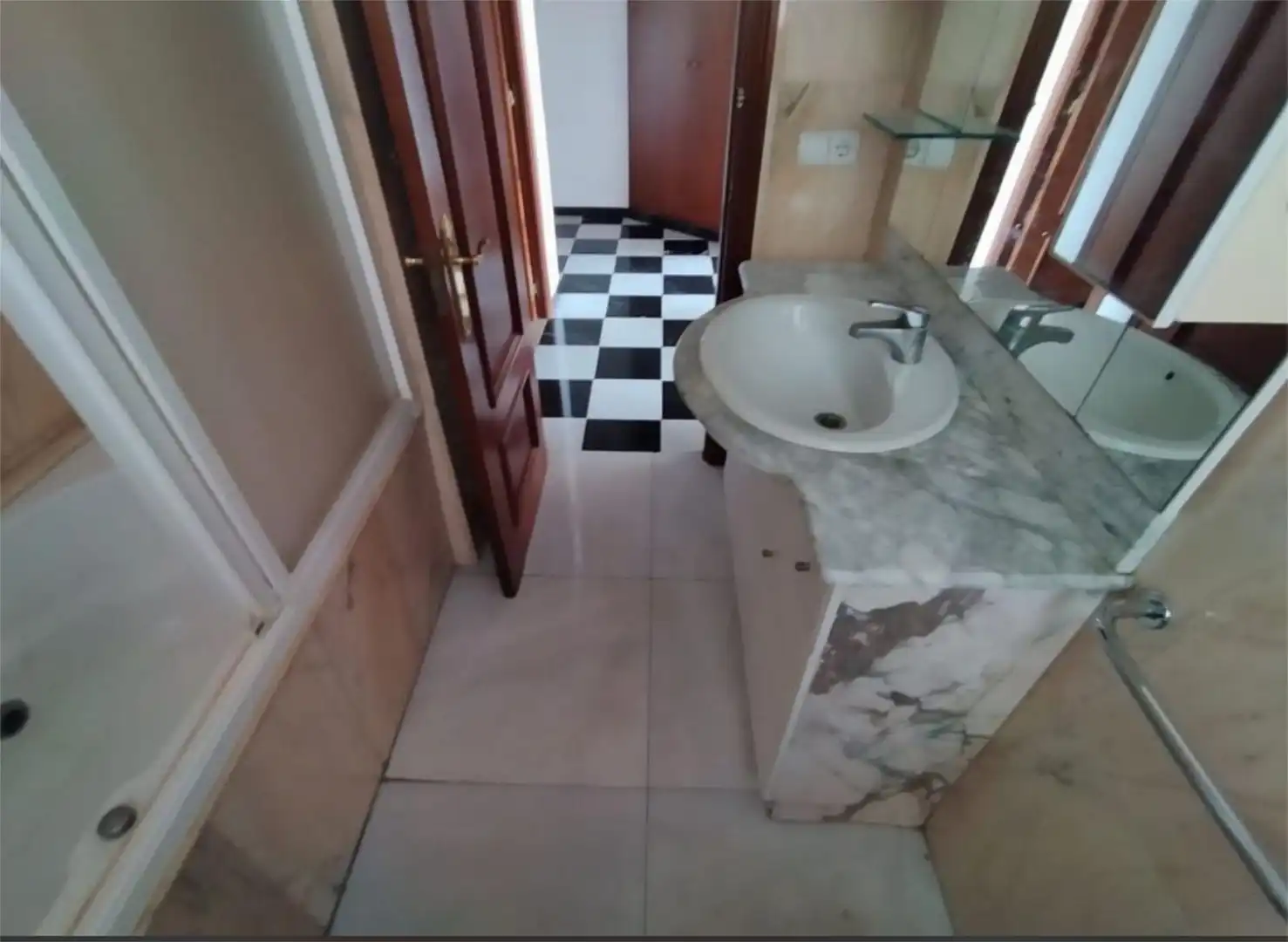Room in Carrer Noguer, 9, Santa Coloma de Farners Bathroom of Flat for share in Santa Coloma de Farners with Heating and Furnished