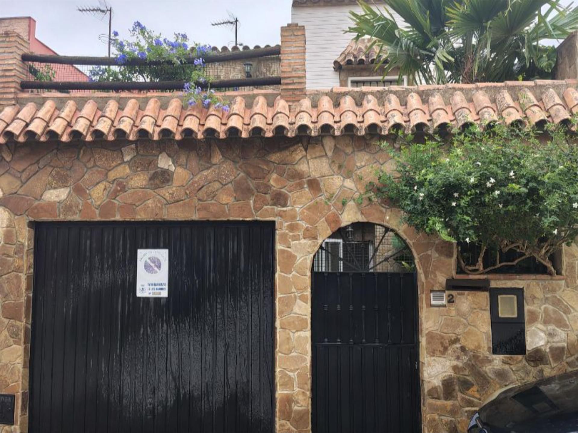 Vista exterior de Casa adosada en venda en Los Barrios amb Terrassa