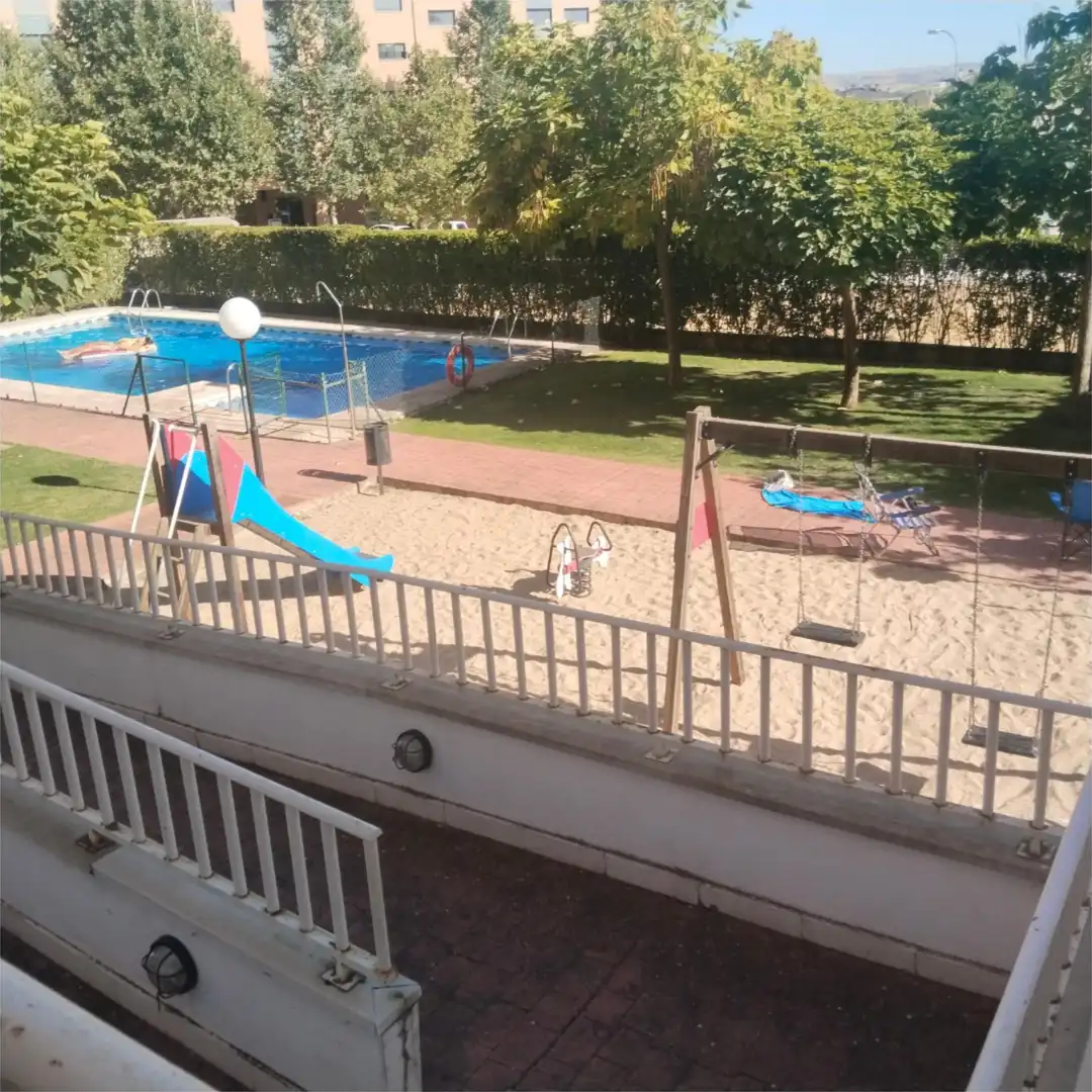 Piso en venta en Calle Agustín Rodríguez Sahagún, 38, Universidad Piscina de Piso en venta en Ávila con Calefacción, Jardín privado y Parquet