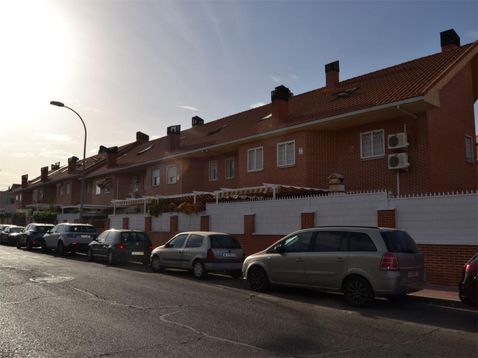 Vista exterior de Casa o xalet en venda en Alcalá de Henares amb Aire condicionat, Calefacció i Jardí privat