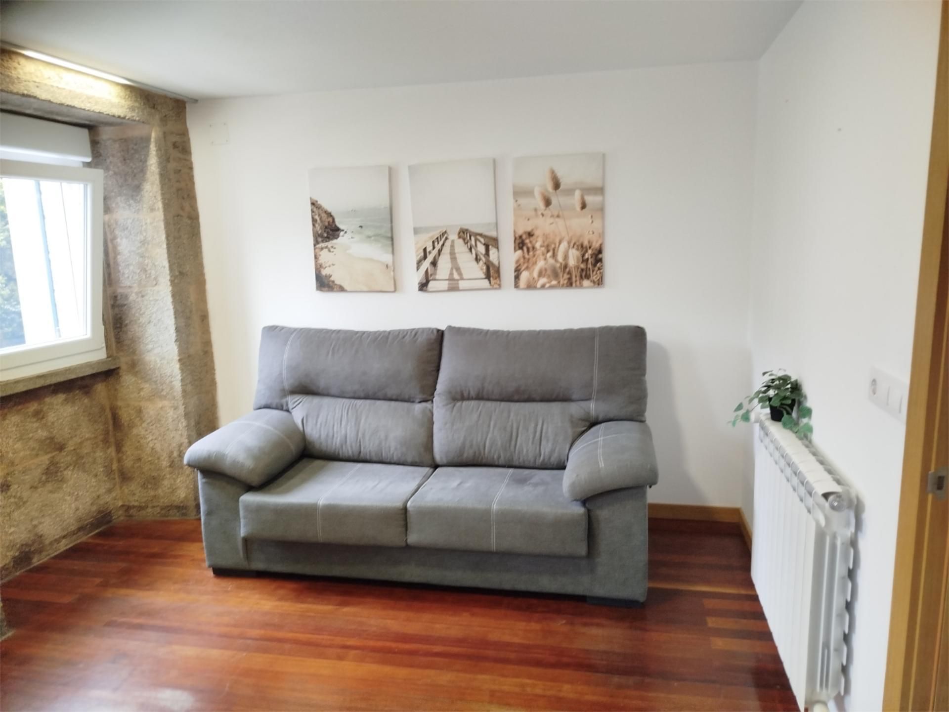 Sala de estar de Casa adosada de alquiler en Santiago de Compostela  con Calefacción, Jardín privado y Parquet