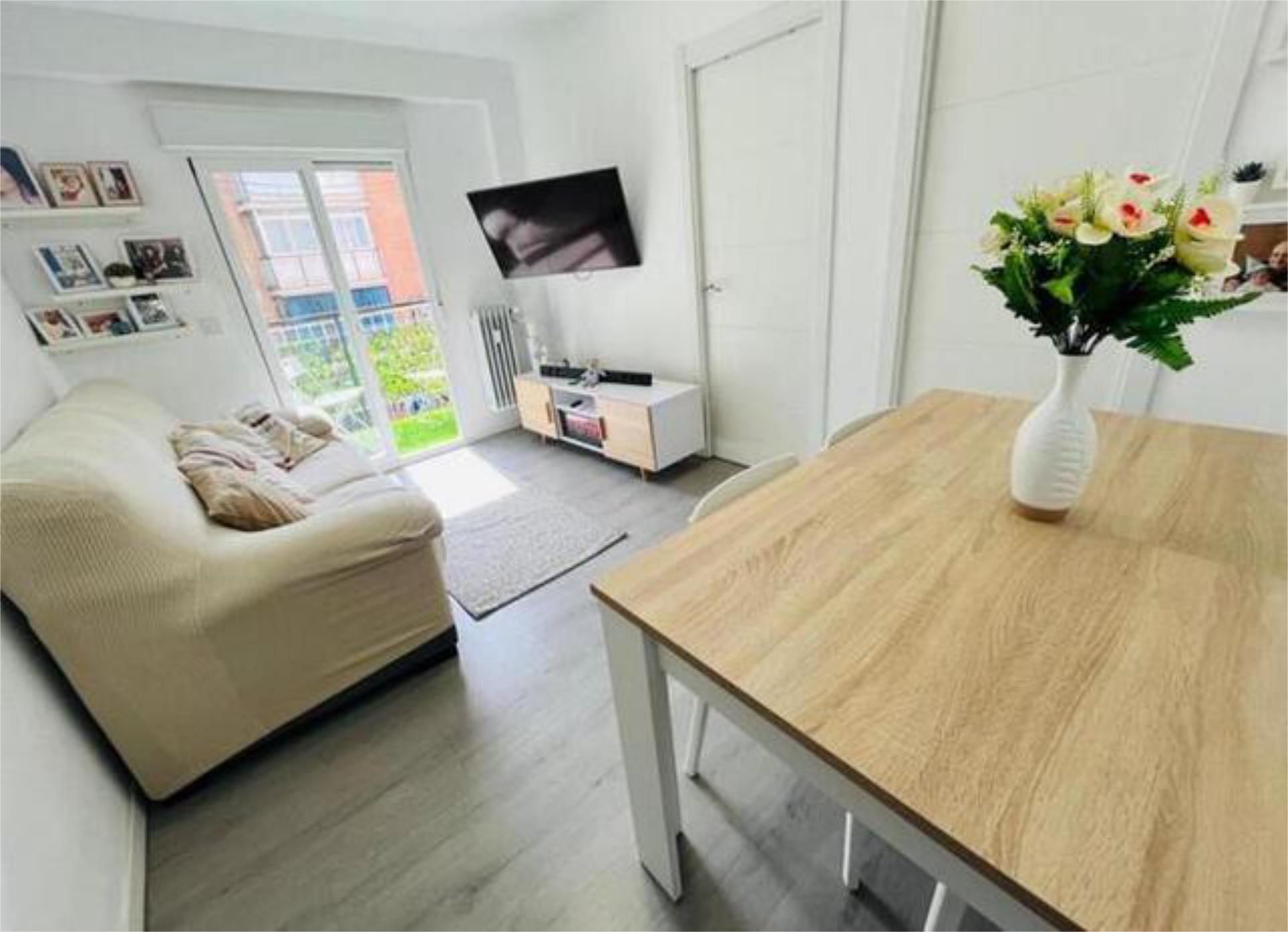 Living room of Flat for sale in  Madrid Capital  with Heating, Terrace and Storage room