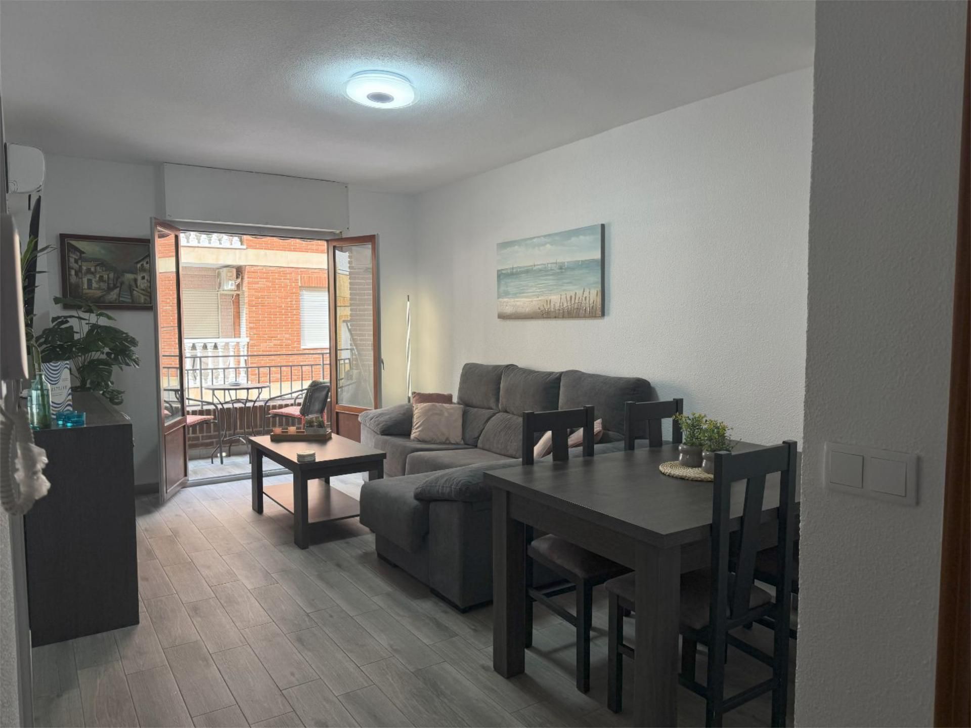 Sala d'estar de Pis de lloguer en Torrevieja amb Aire condicionat, Calefacció i Terrassa