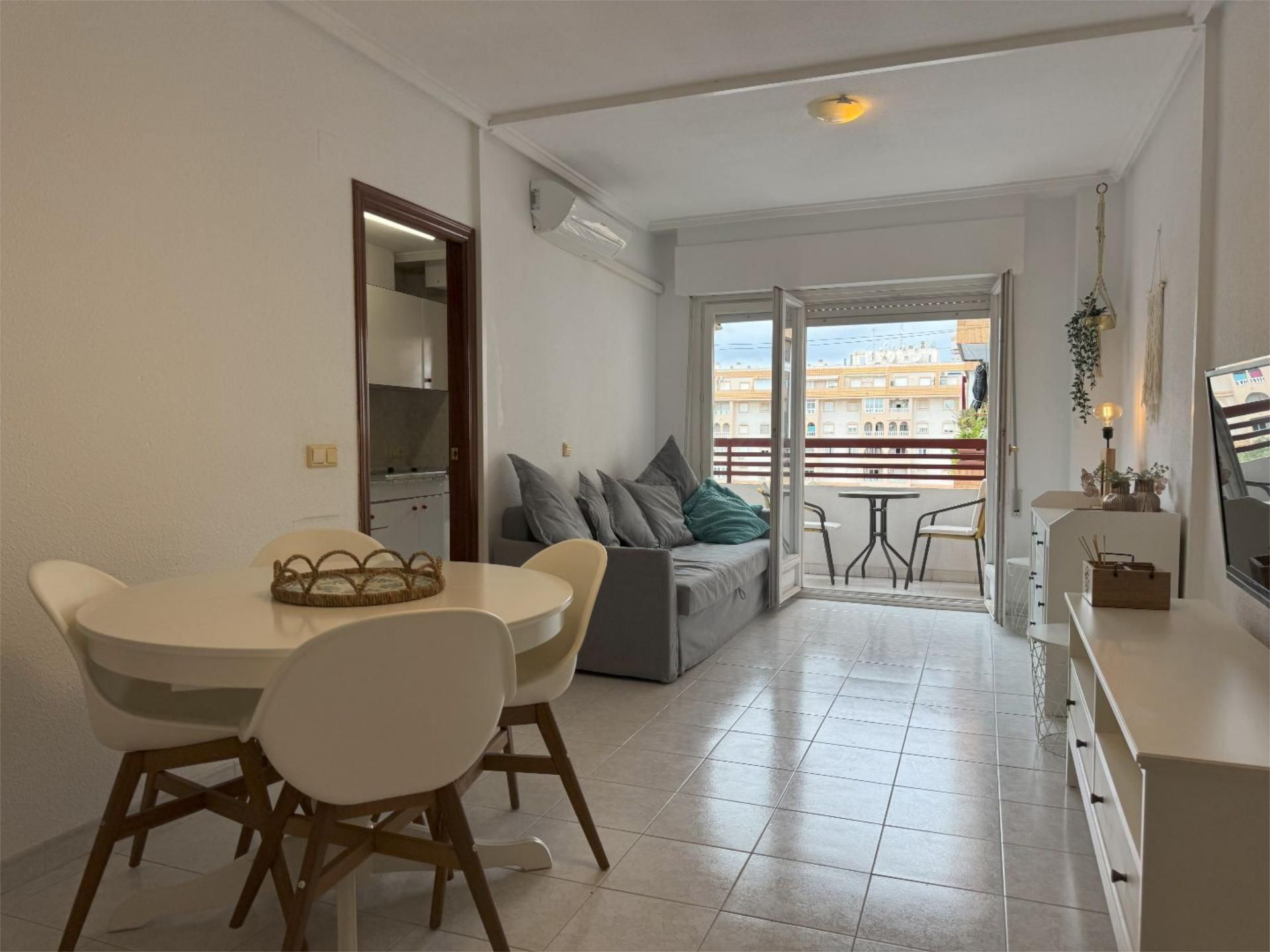 Sala d'estar de Pis de lloguer en Torrevieja amb Aire condicionat, Calefacció i Terrassa