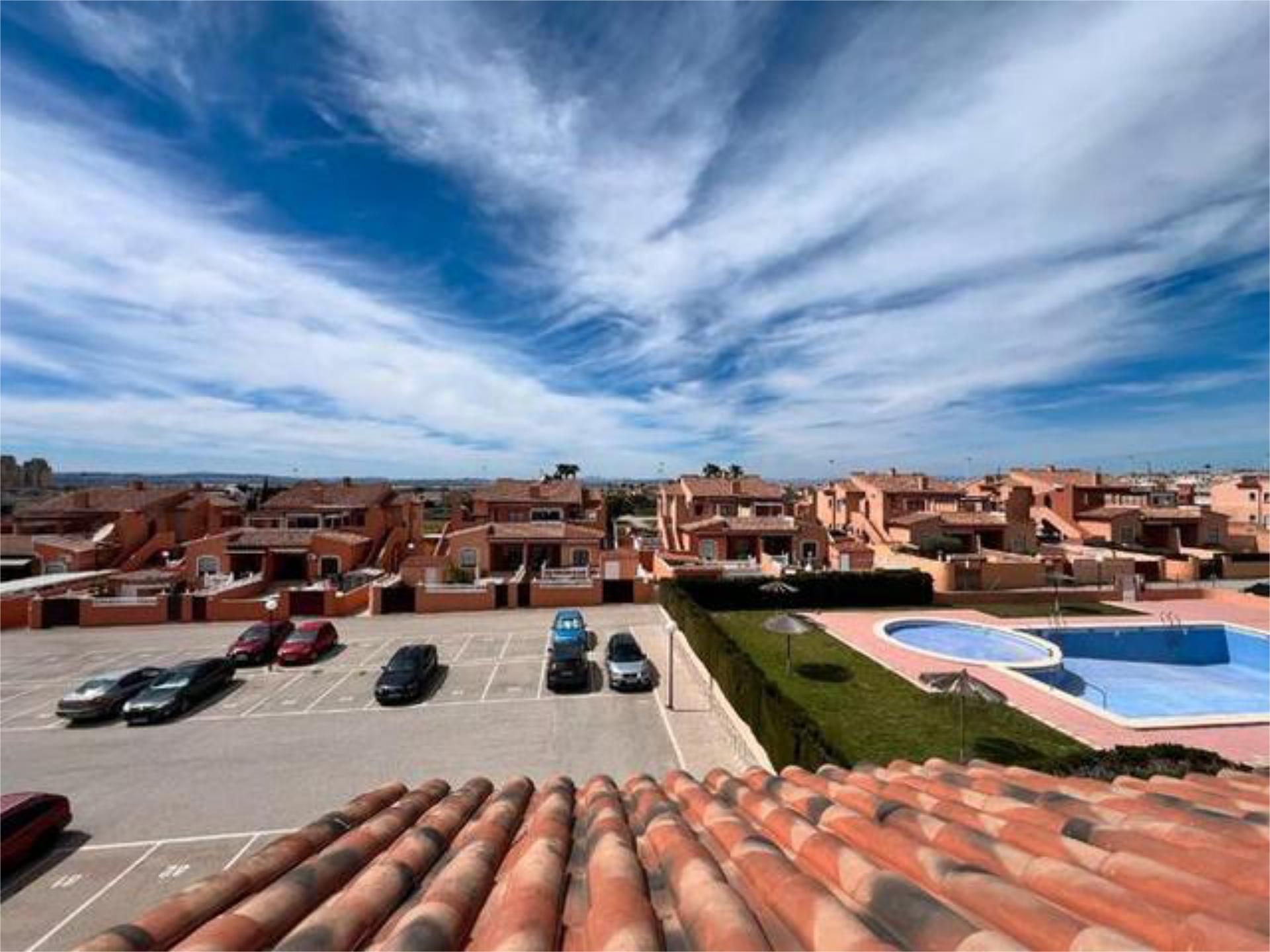 Vista exterior de Ático en venta en Torrevieja con Terraza y Piscina