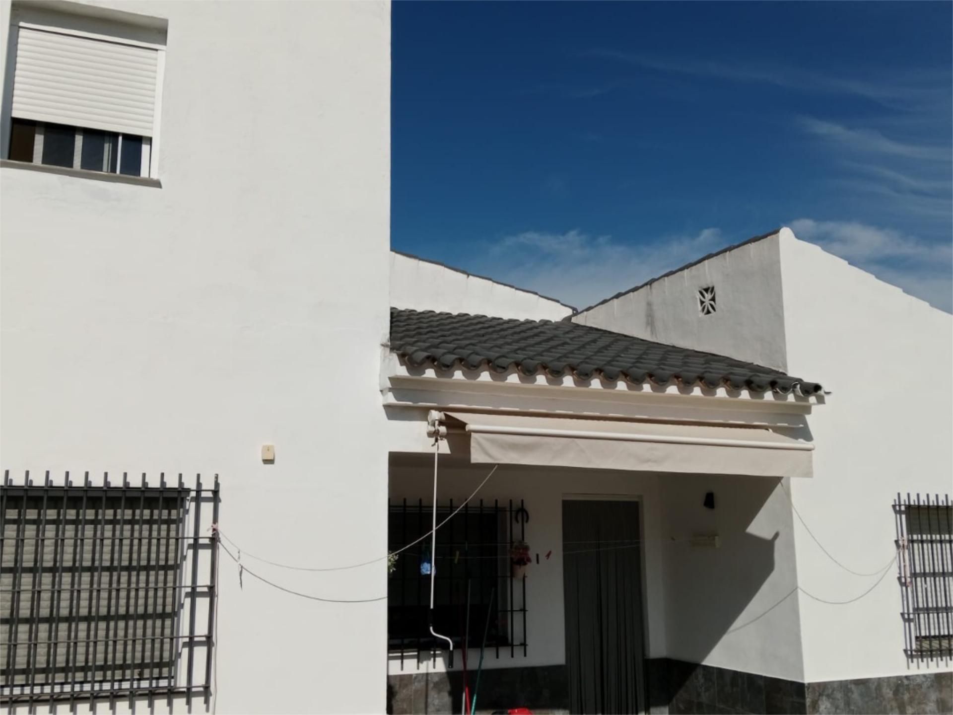 Vista exterior de Casa o xalet en venda en Chiclana de la Frontera amb Terrassa
