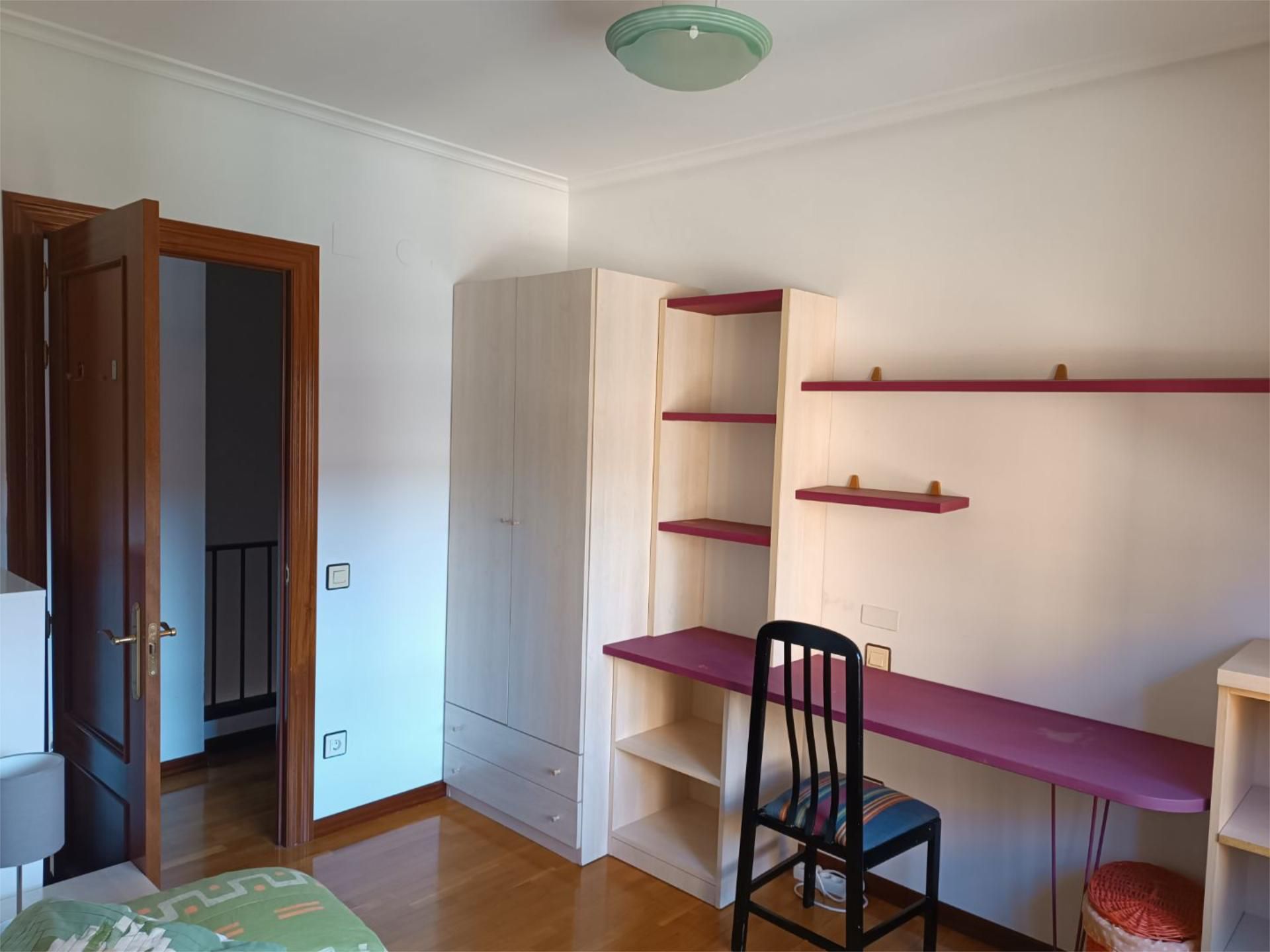 Bedroom of Duplex to share in  Logroño  with Heating, Parquet flooring and Swimming Pool