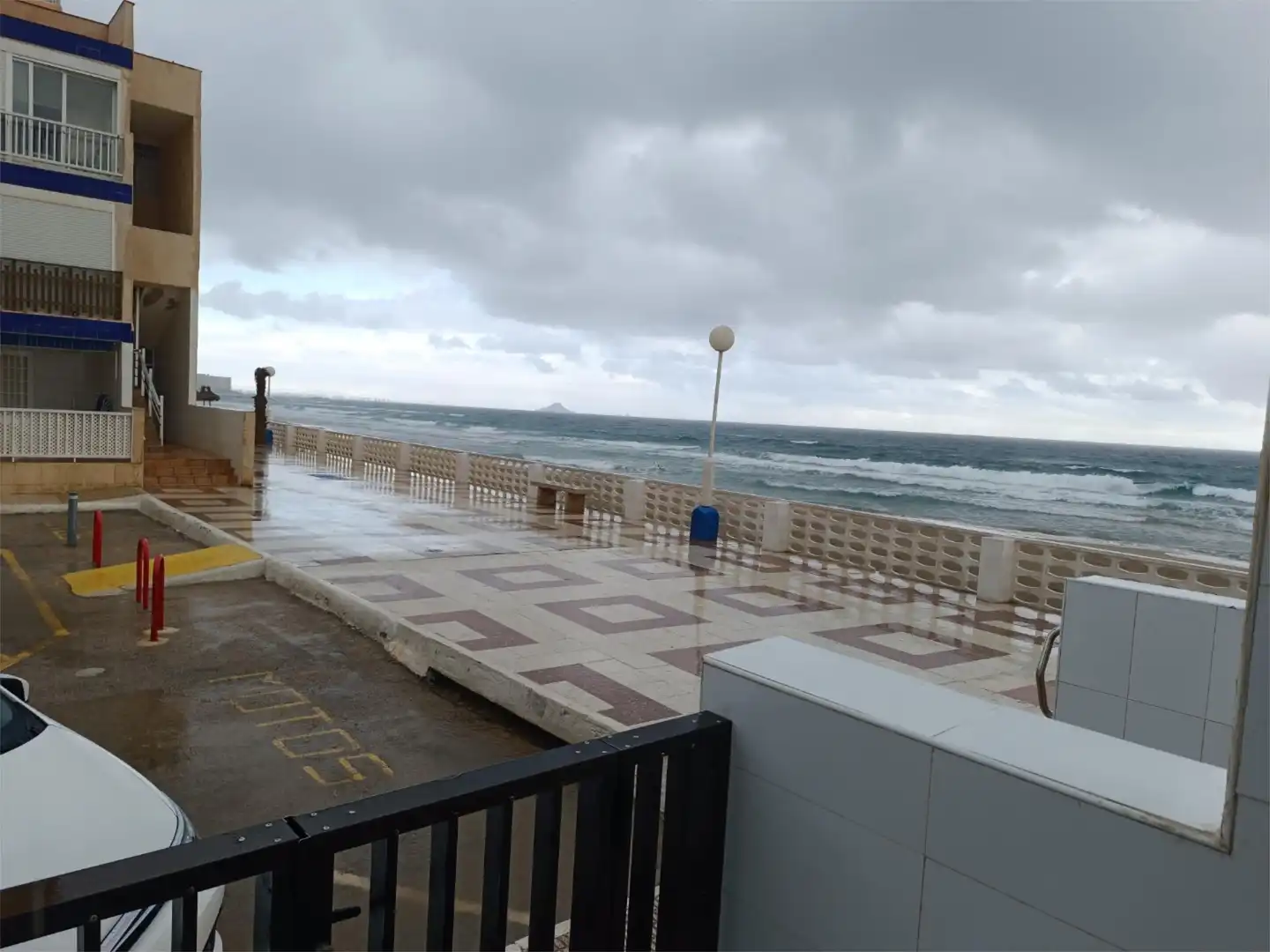 Außenansicht von Wohnung zur Miete in La Manga del Mar Menor mit Terrasse, Schwimmbad und Möbliert